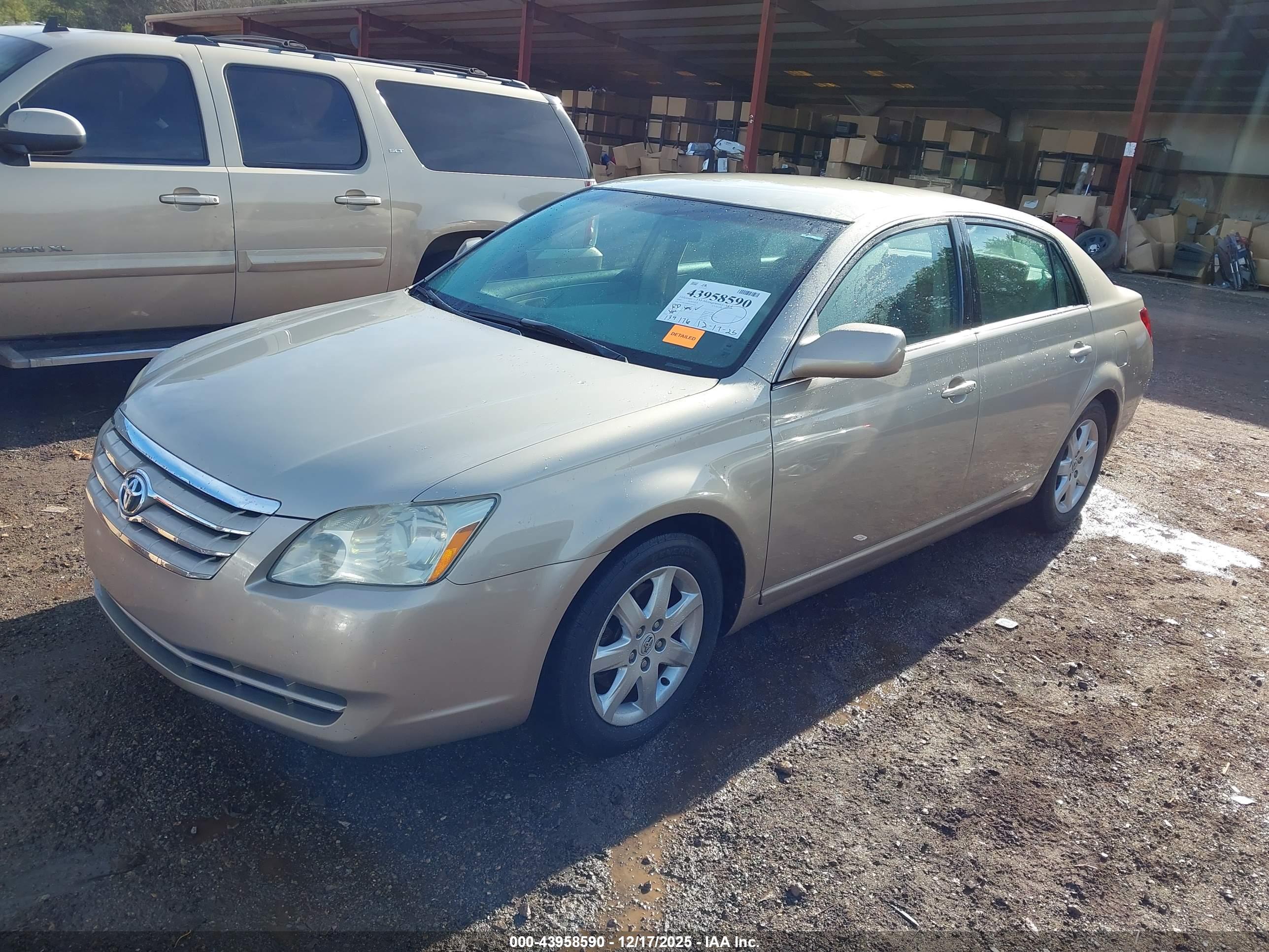 TOYOTA AVALON image 2