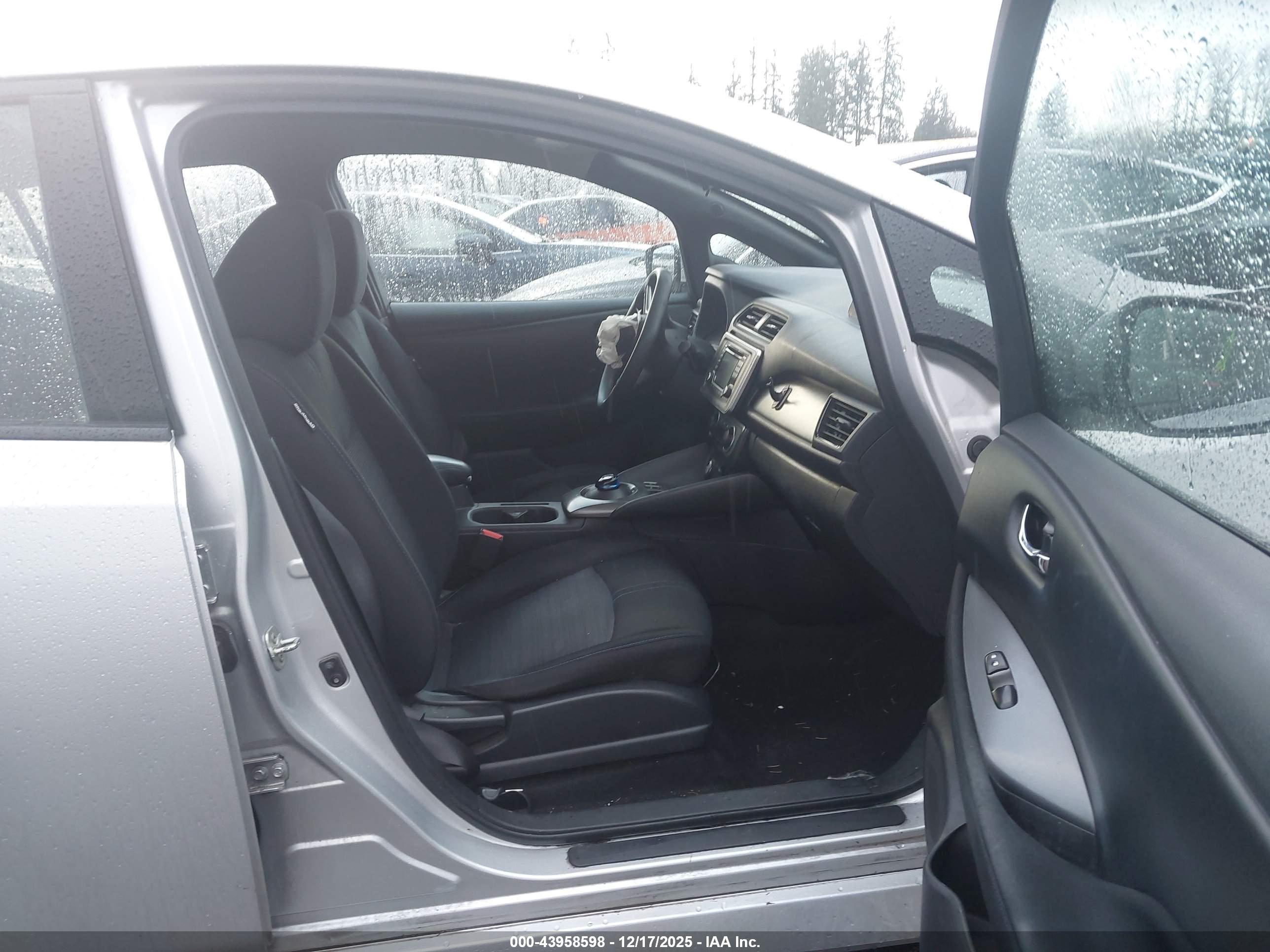 NISSAN LEAF image 5