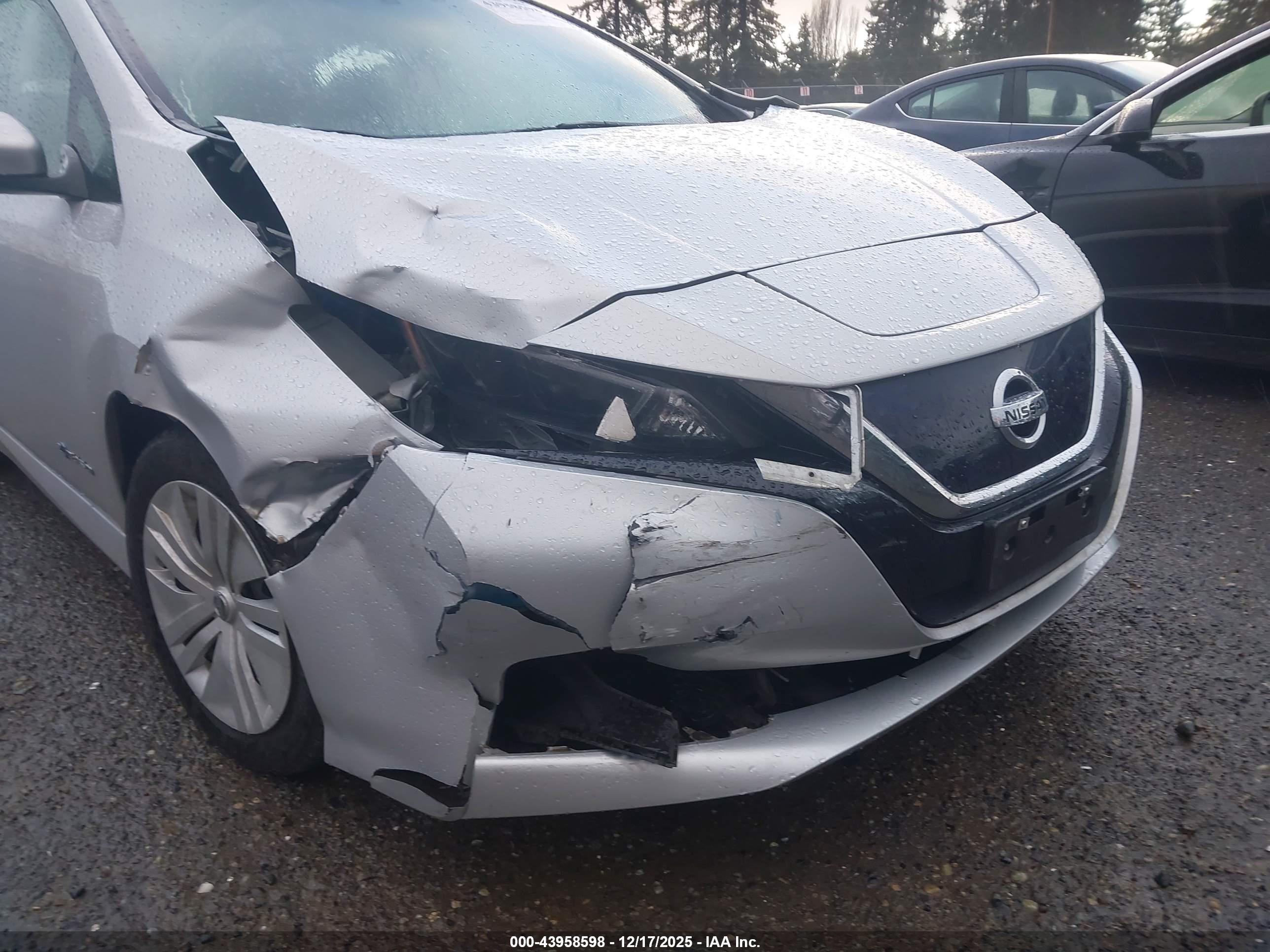 NISSAN LEAF image 6