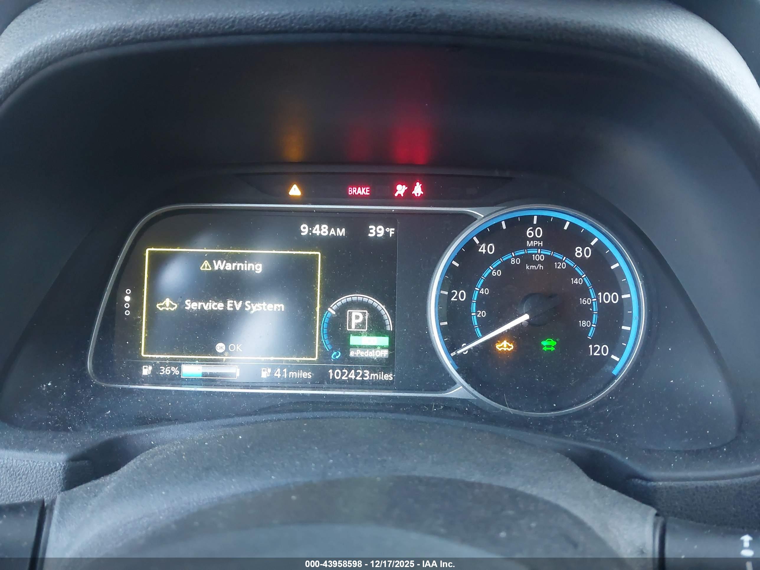 NISSAN LEAF image 7
