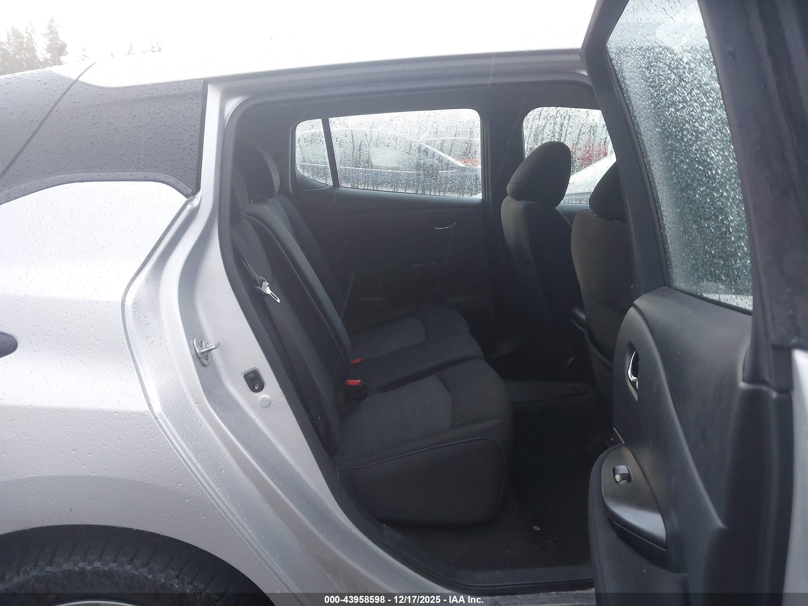 NISSAN LEAF image 8