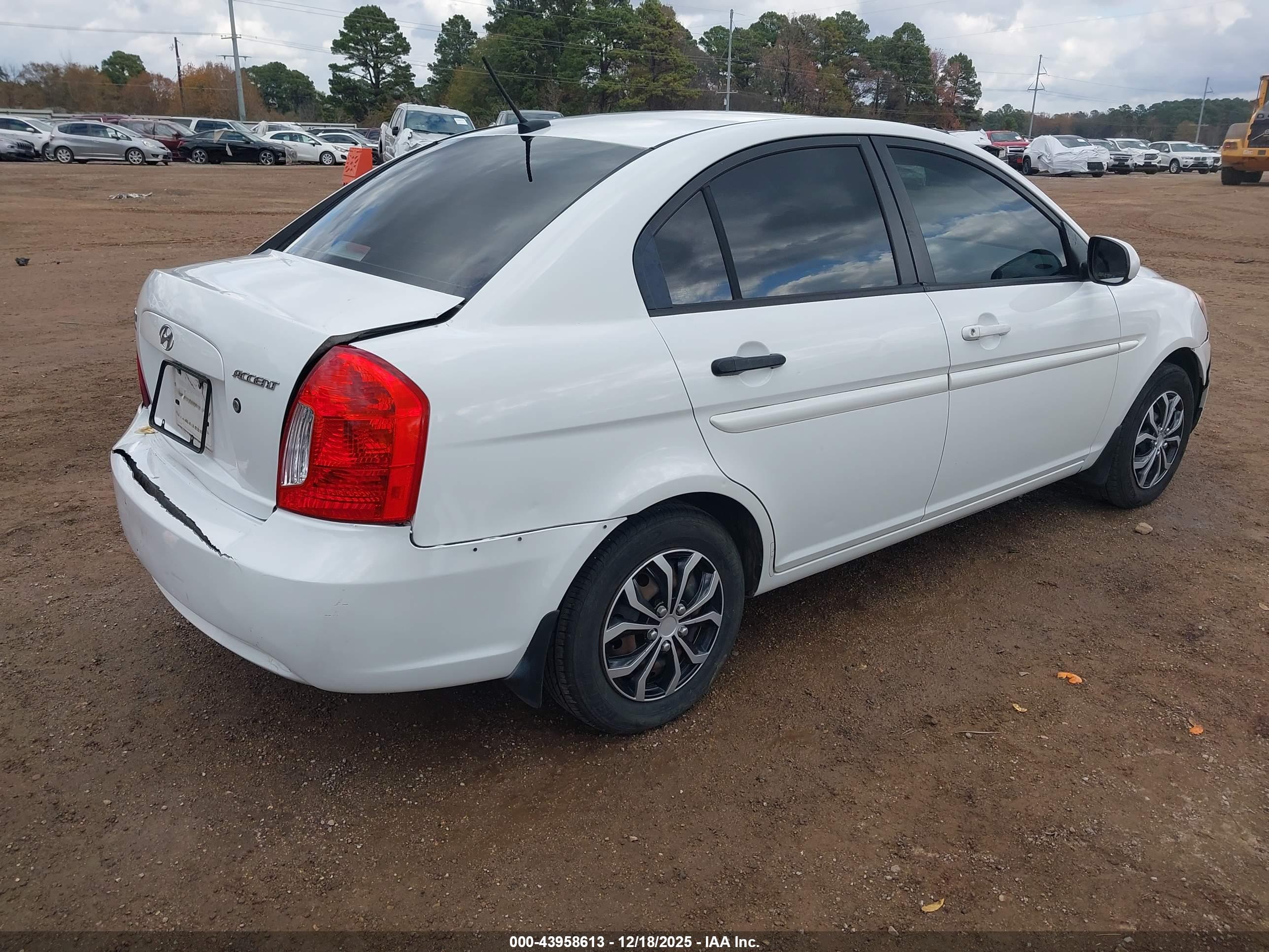HYUNDAI ACCENT image 4