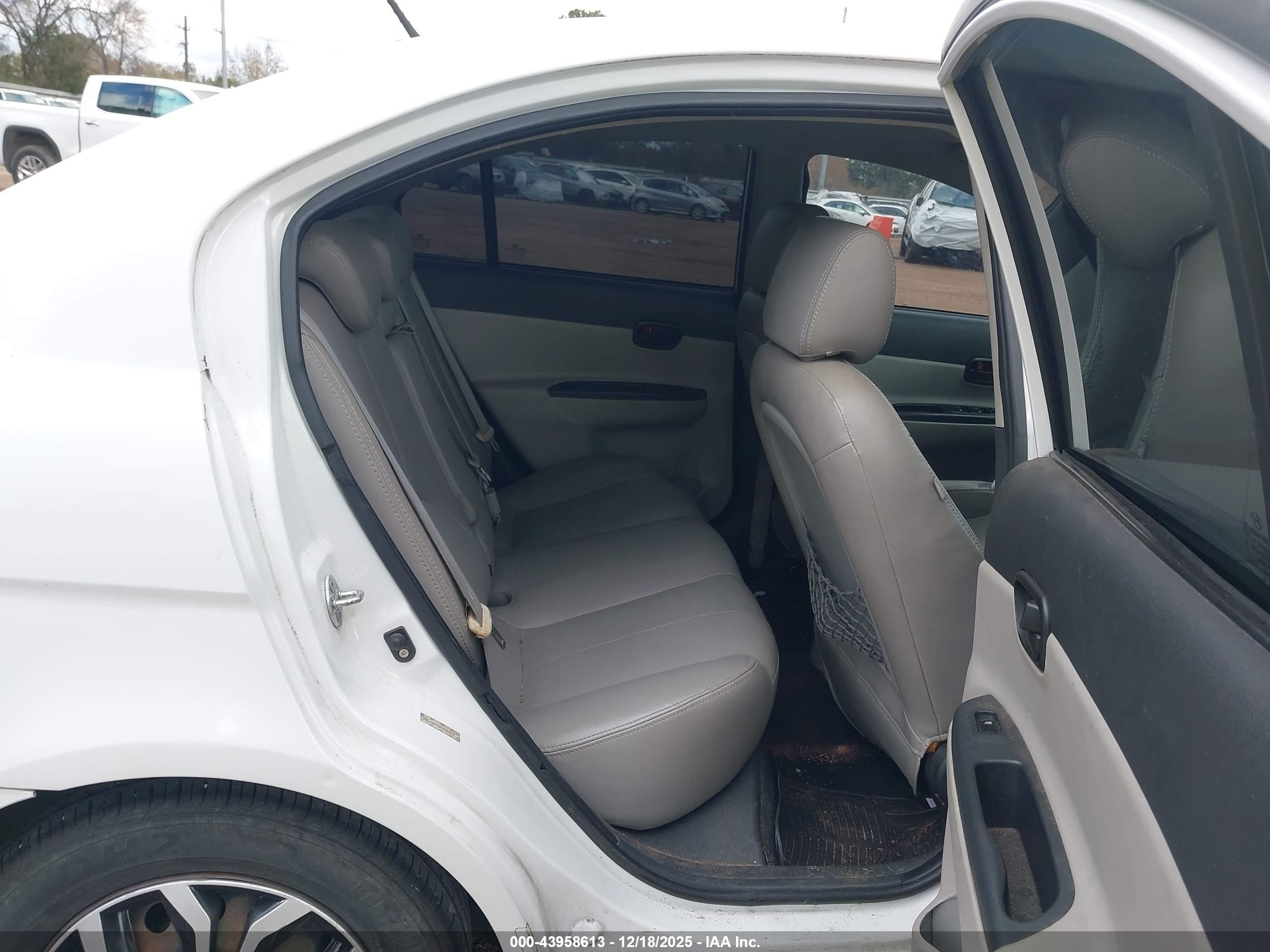HYUNDAI ACCENT image 8
