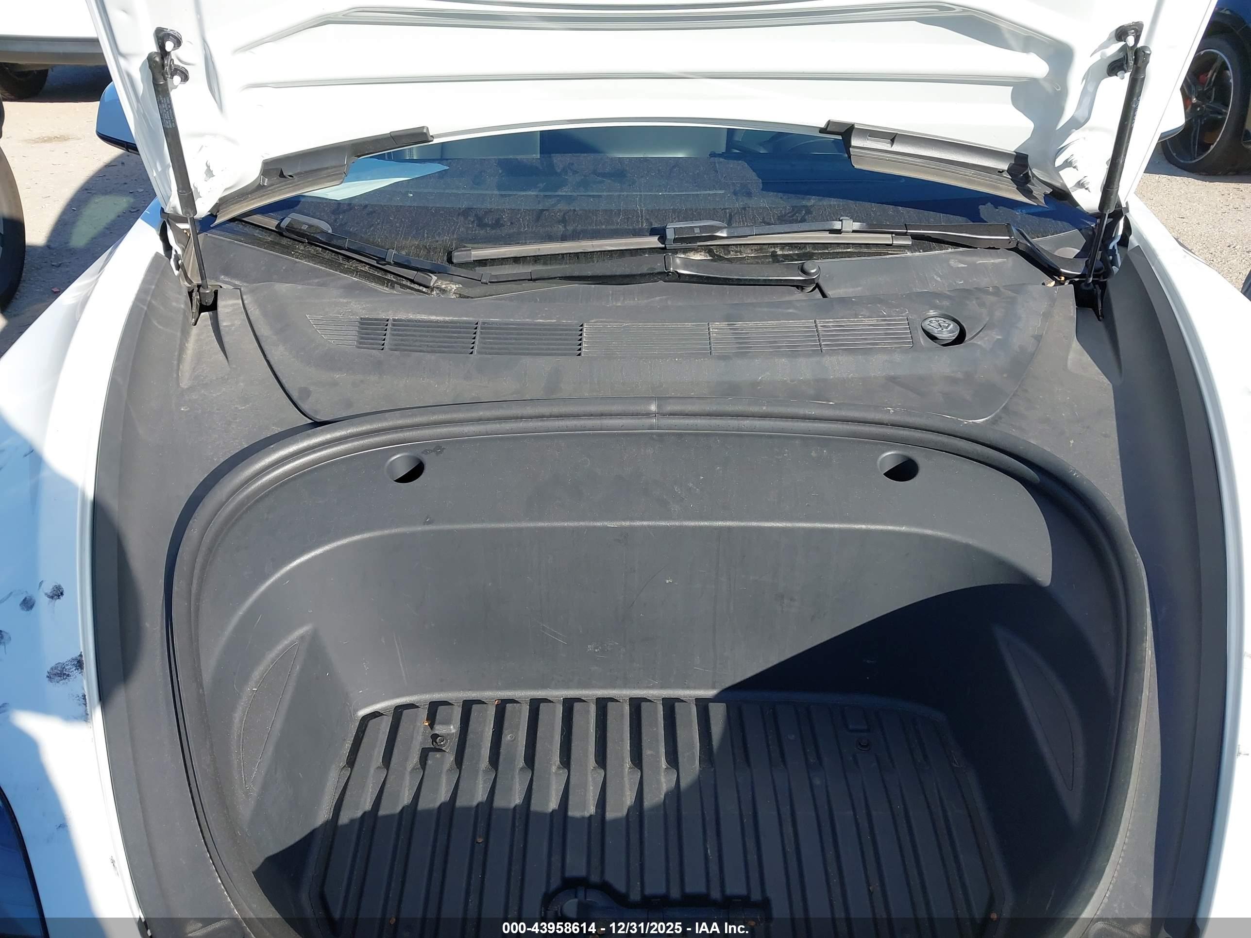 TESLA MODEL image 10
