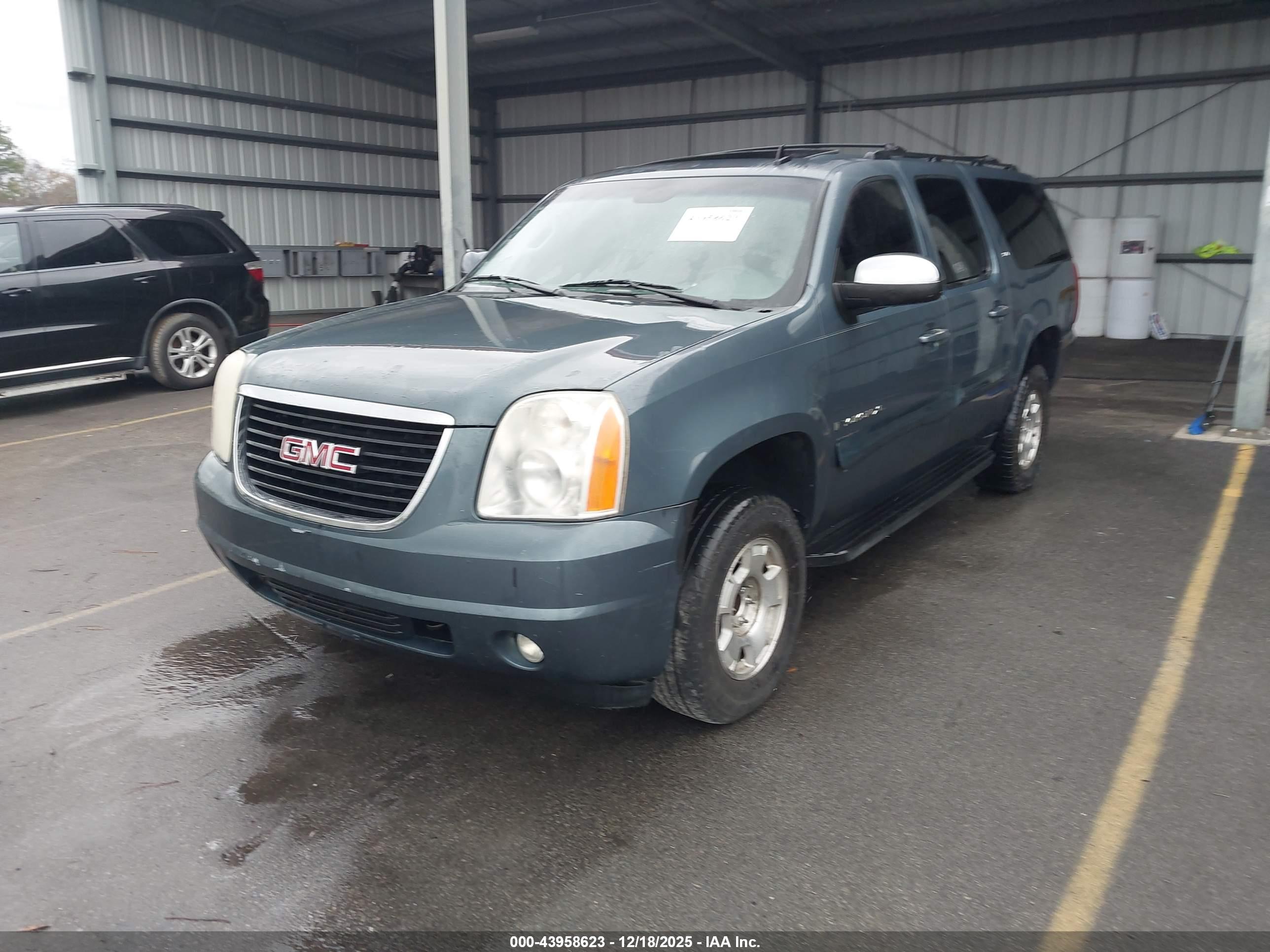 GMC YUKON image 2