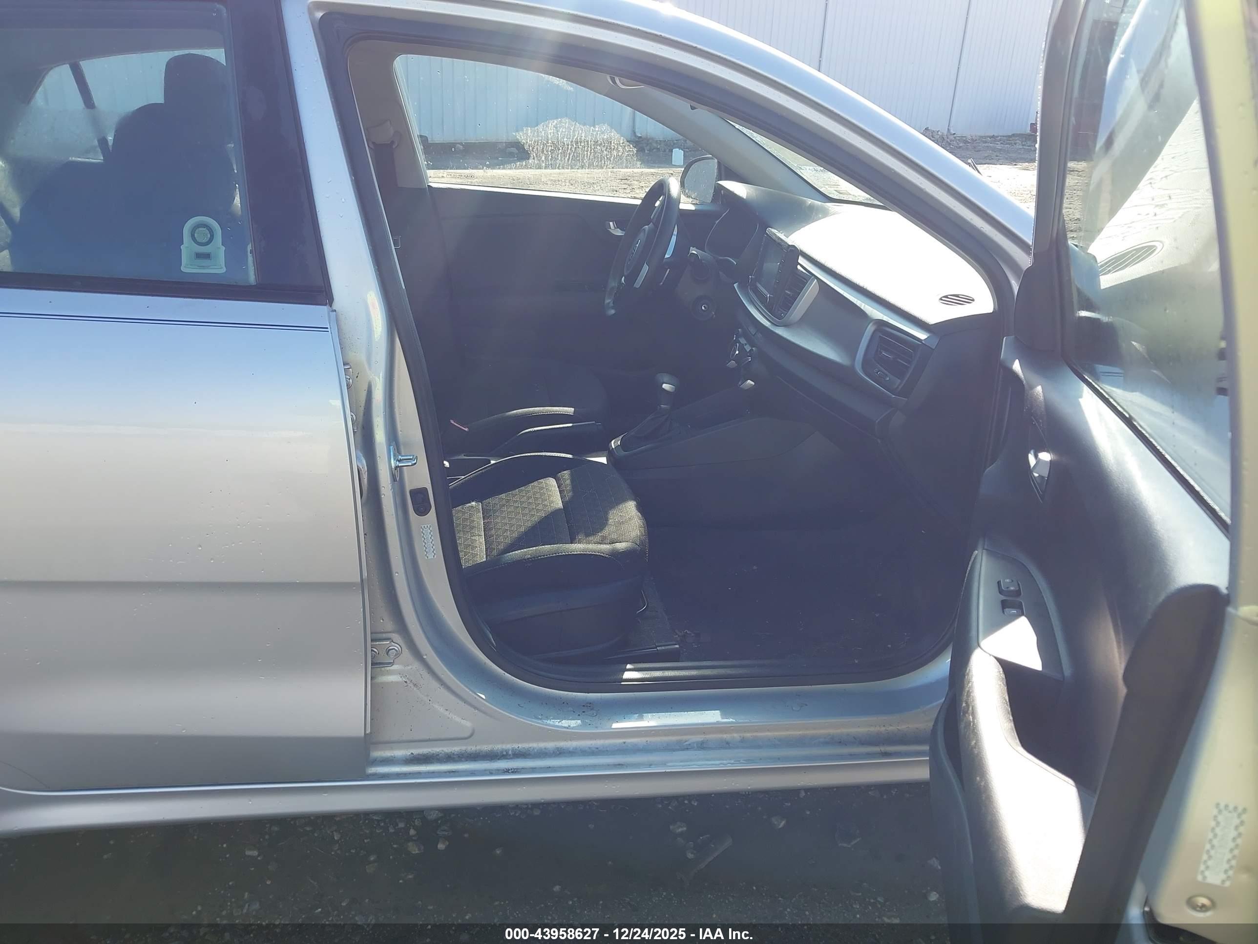 KIA RIO image 5