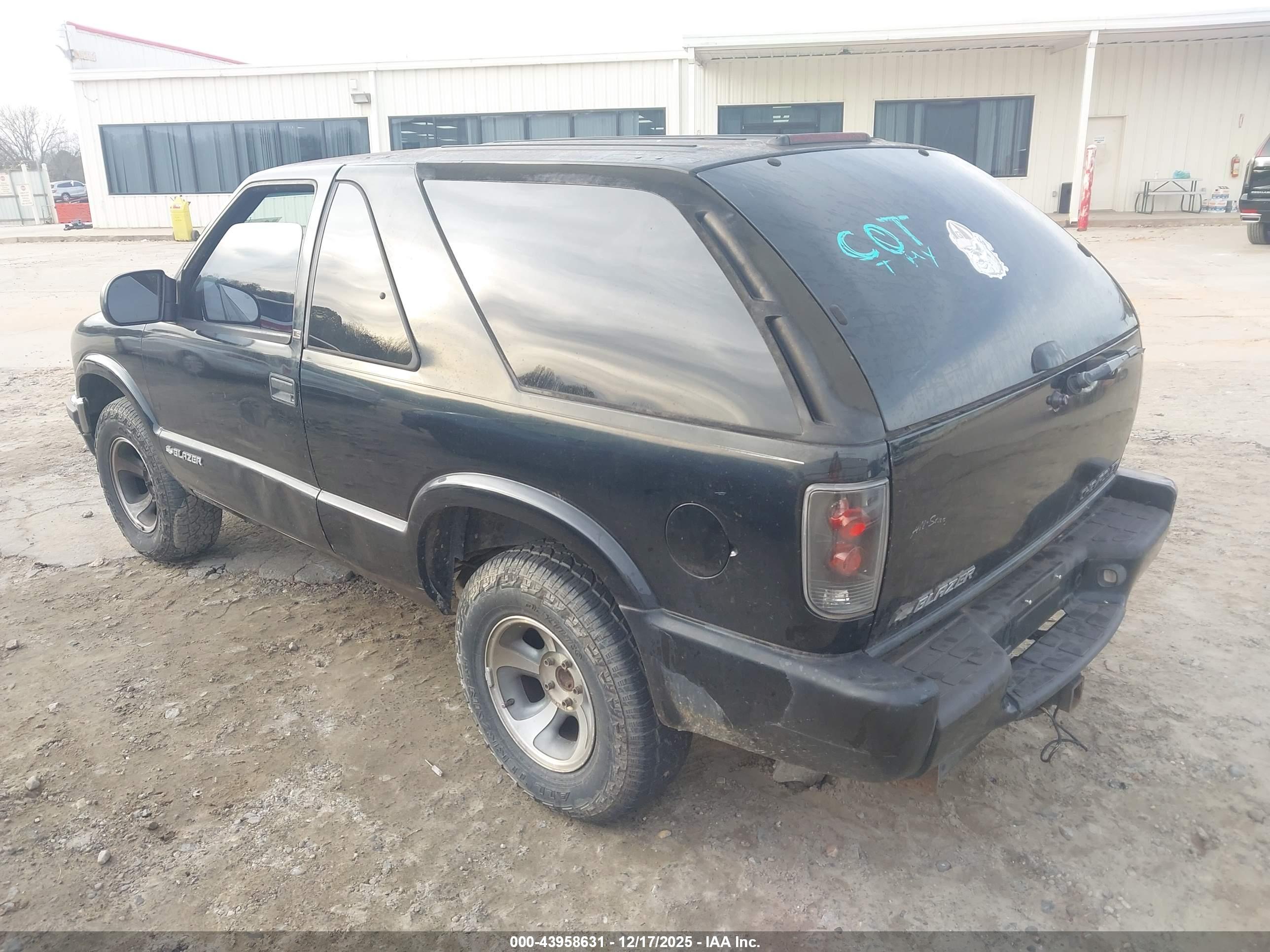 CHEVROLET BLAZER image 3