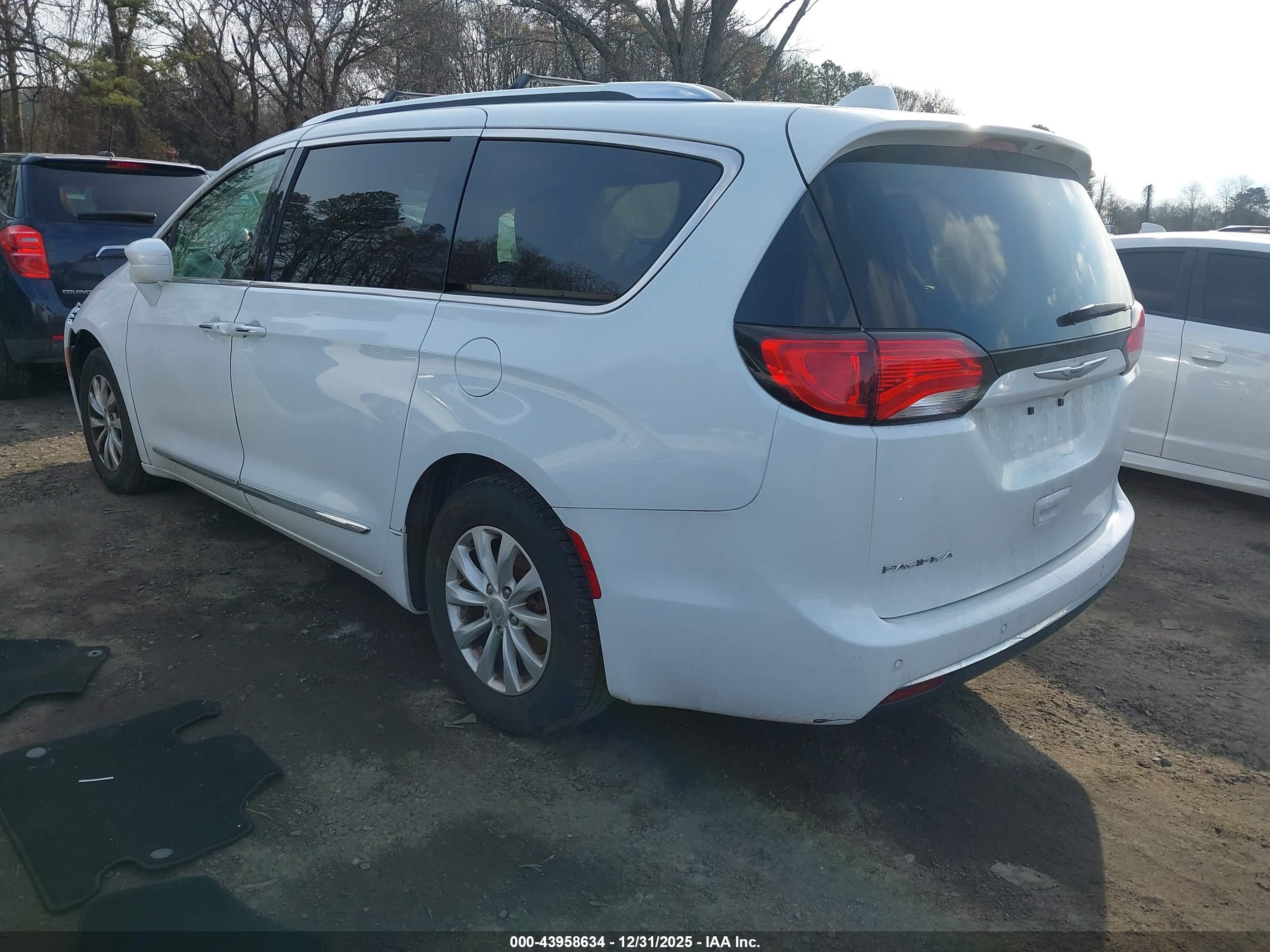 CHRYSLER PACIFICA image 3