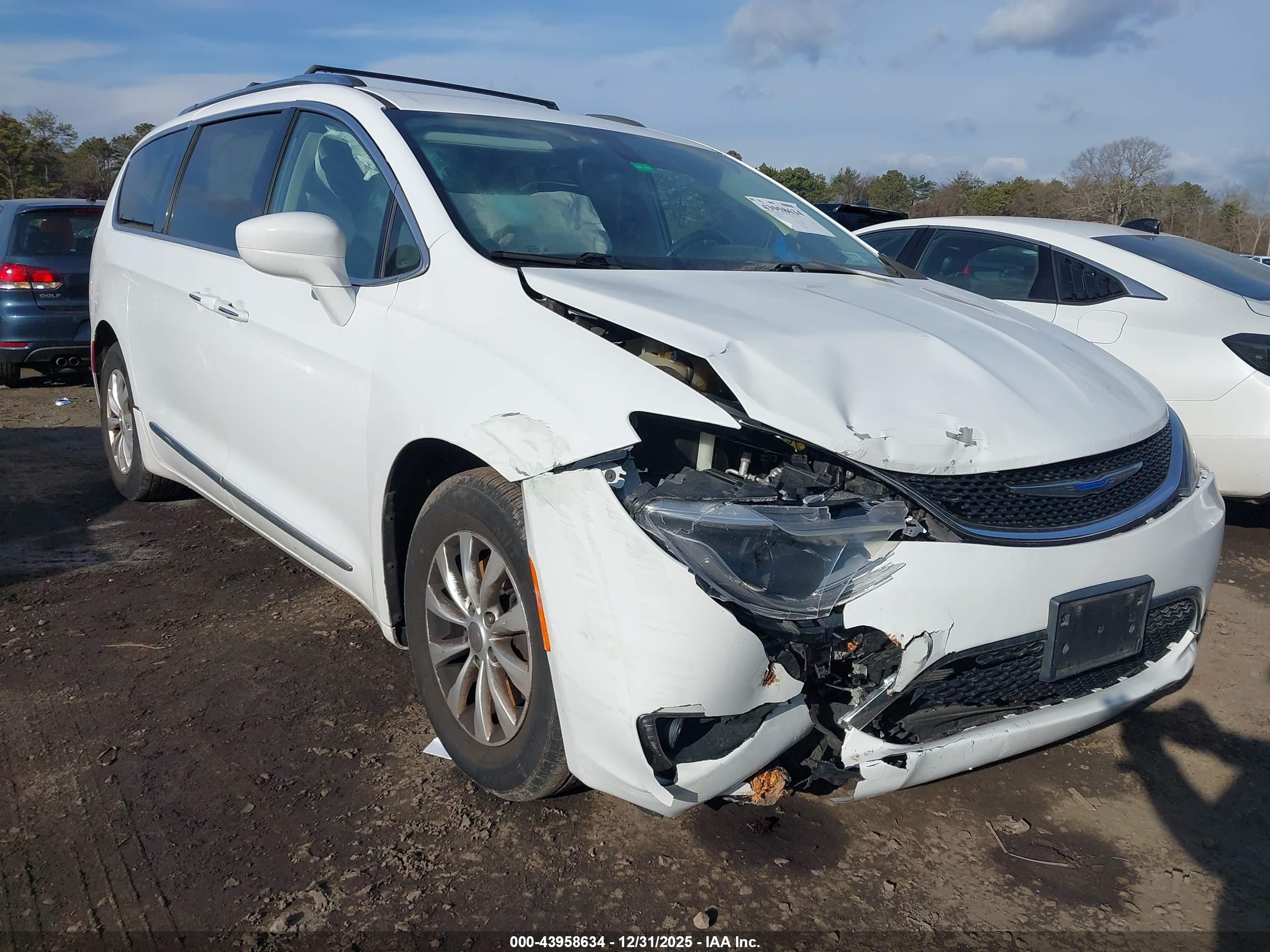 CHRYSLER PACIFICA image 6