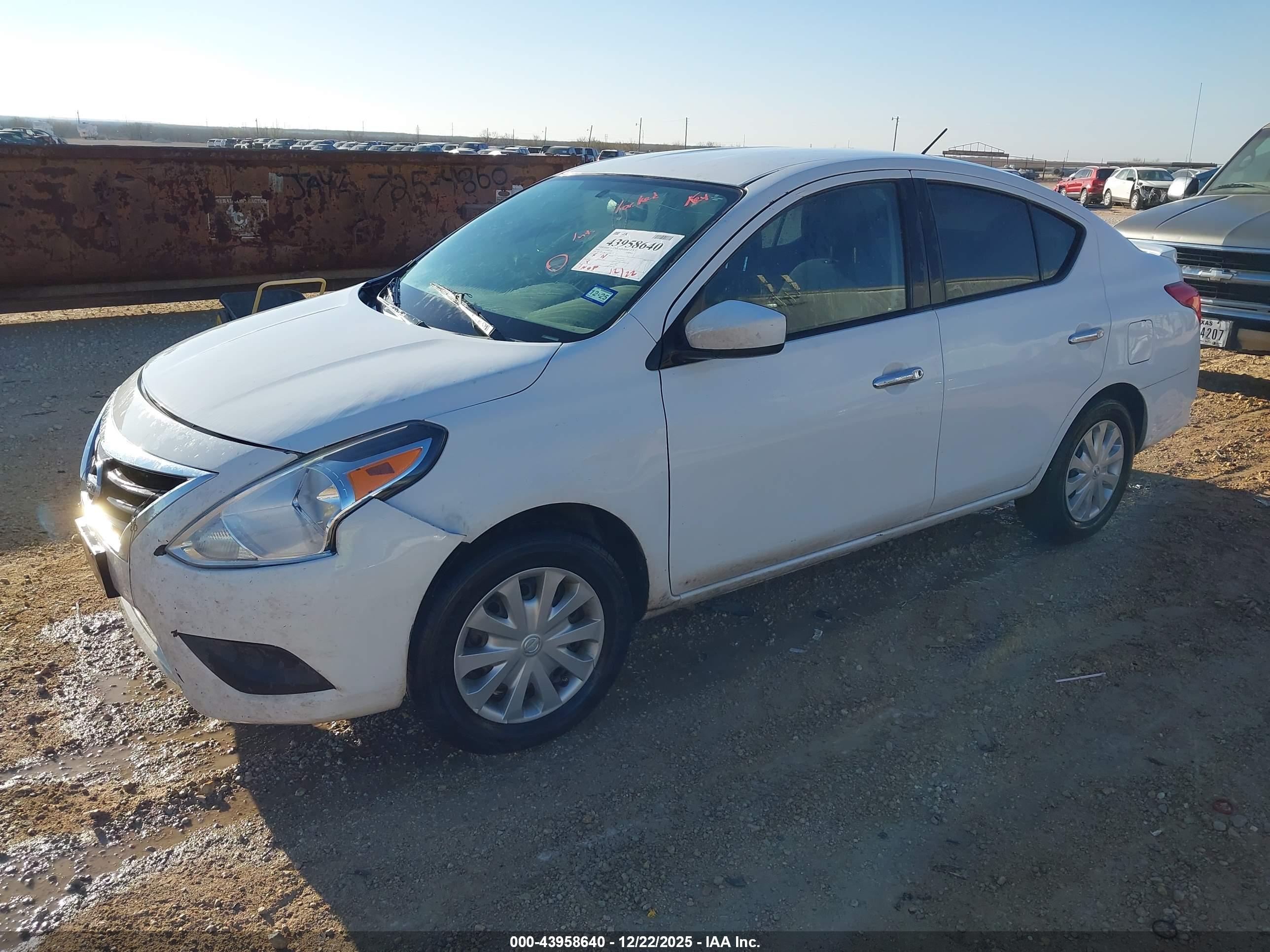 NISSAN VERSA image 2