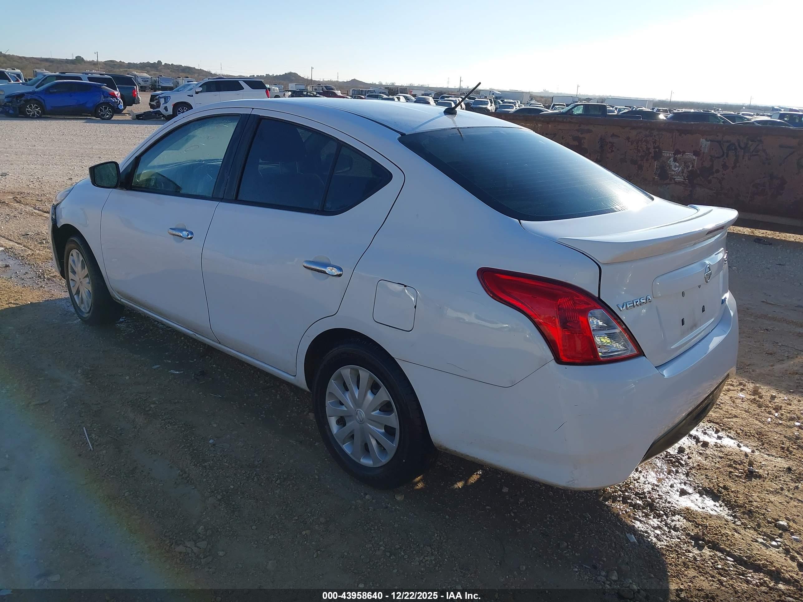 NISSAN VERSA image 3
