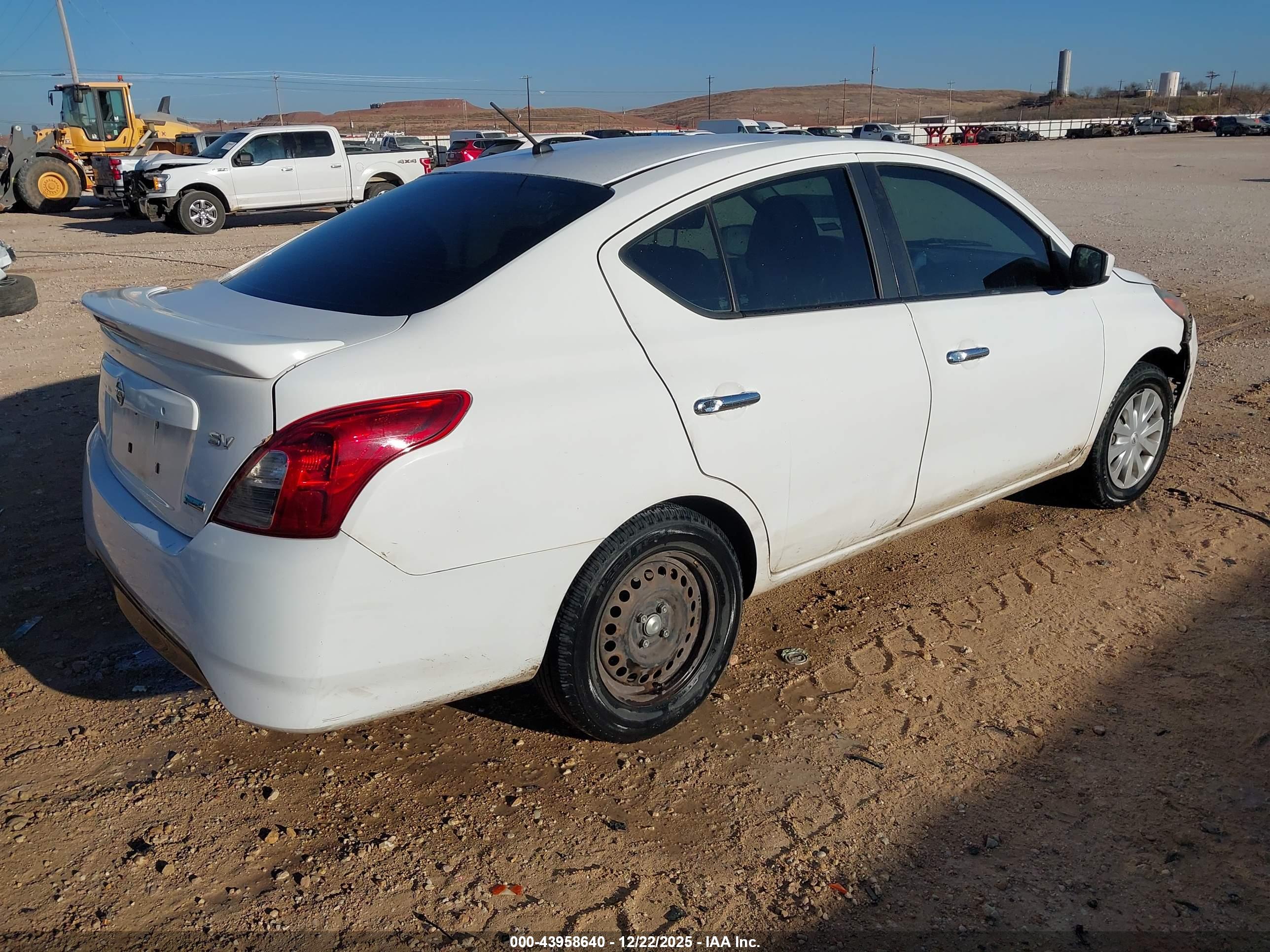 NISSAN VERSA image 4