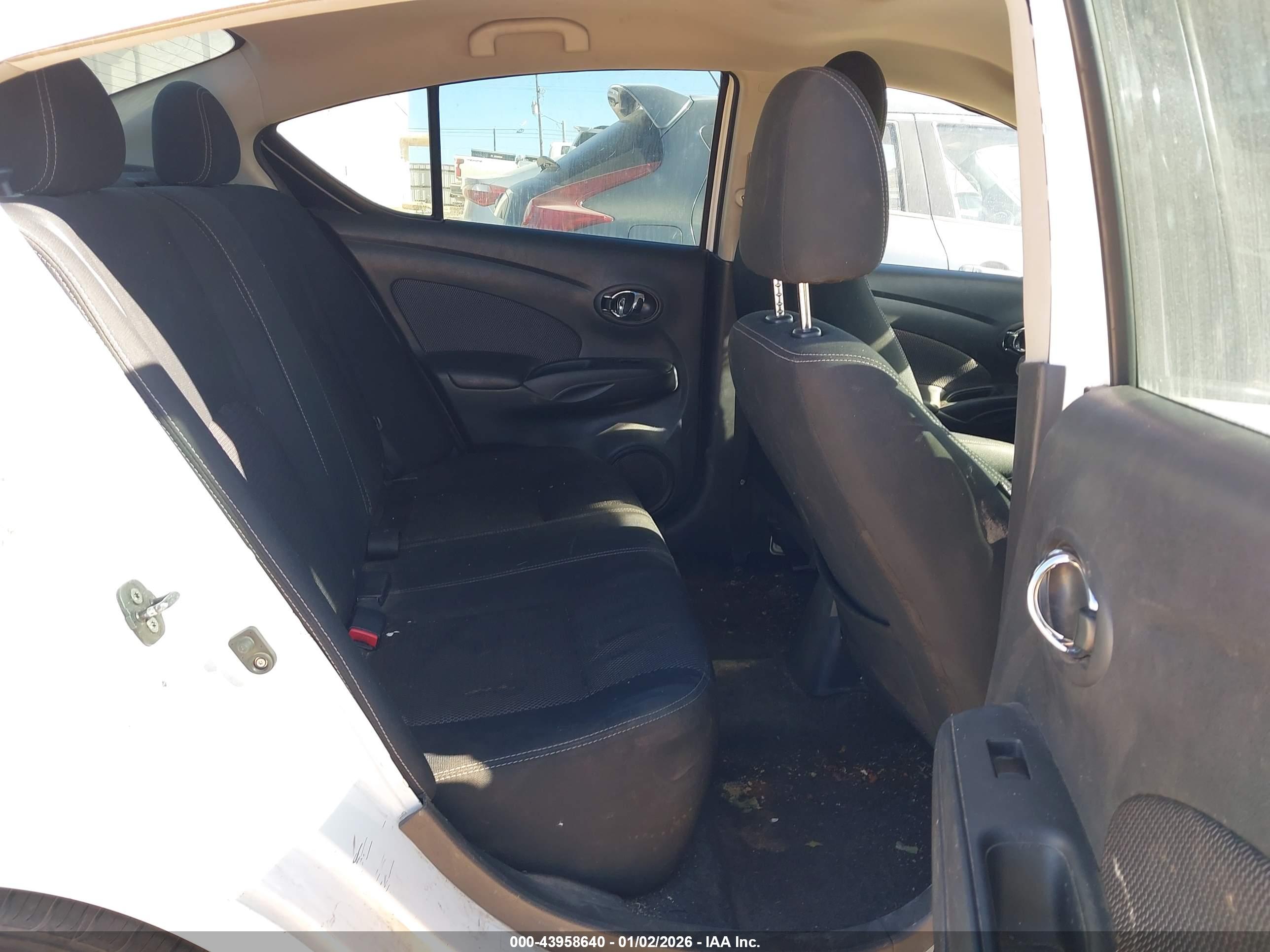NISSAN VERSA image 8