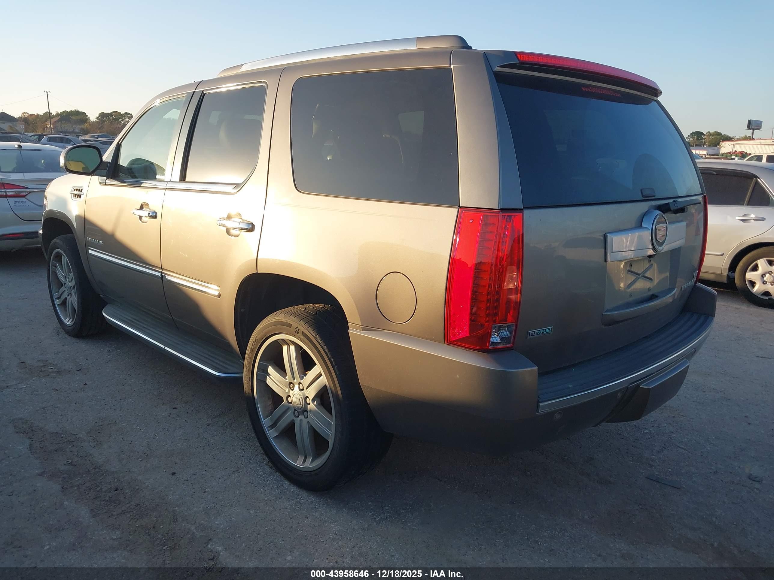 CADILLAC ESCALADE image 3