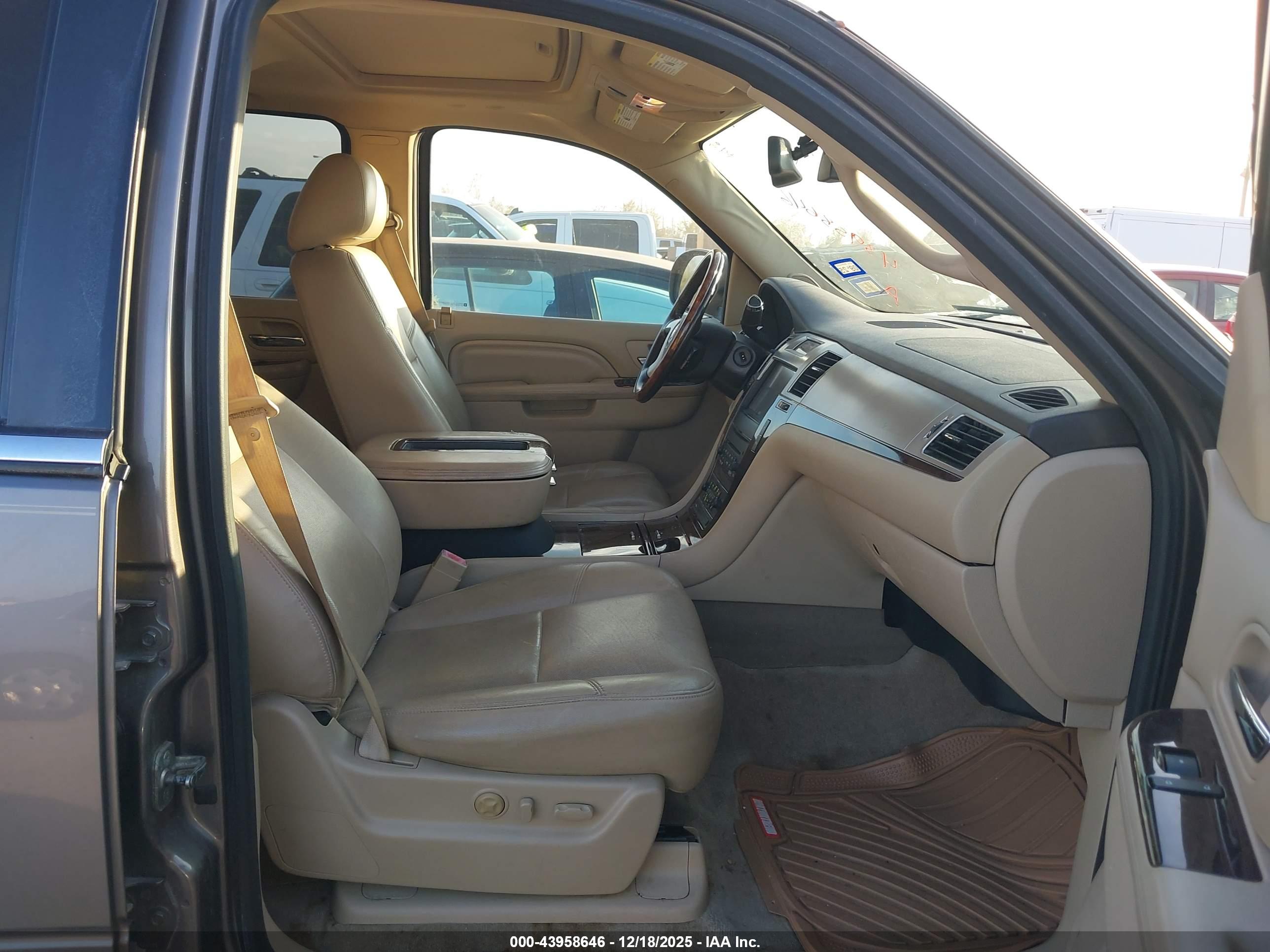 CADILLAC ESCALADE image 5