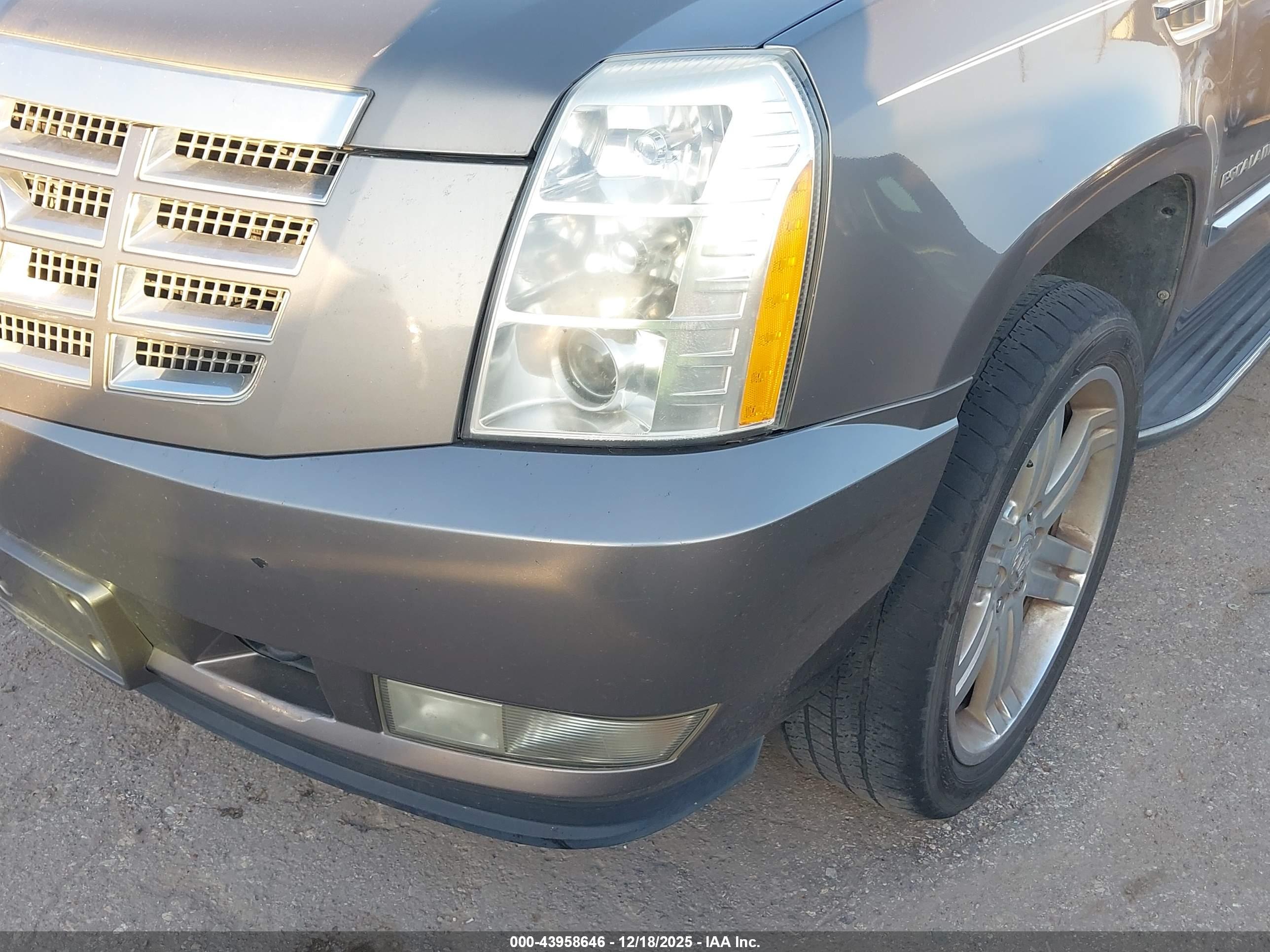 CADILLAC ESCALADE image 6