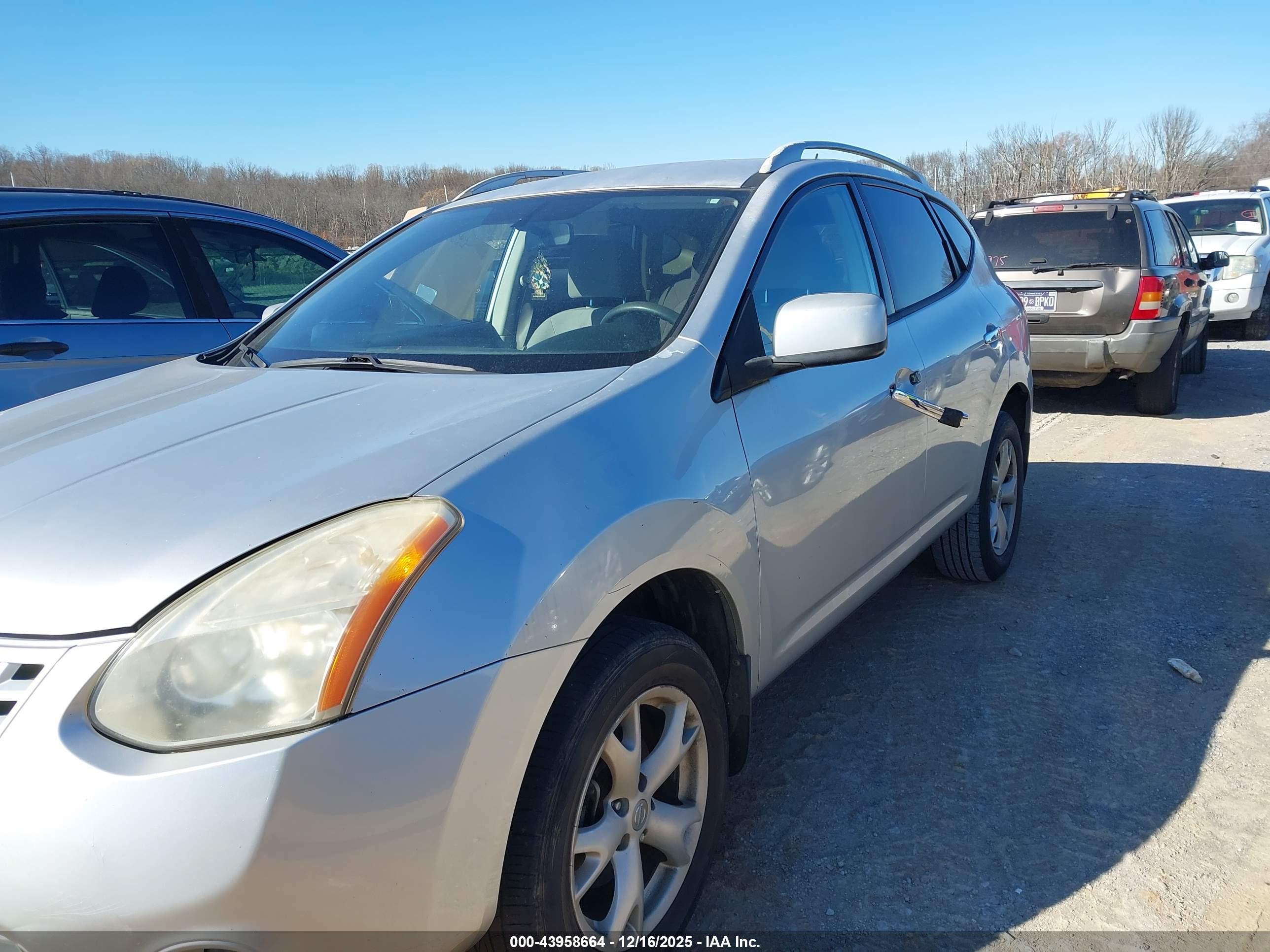 NISSAN ROGUE image 2