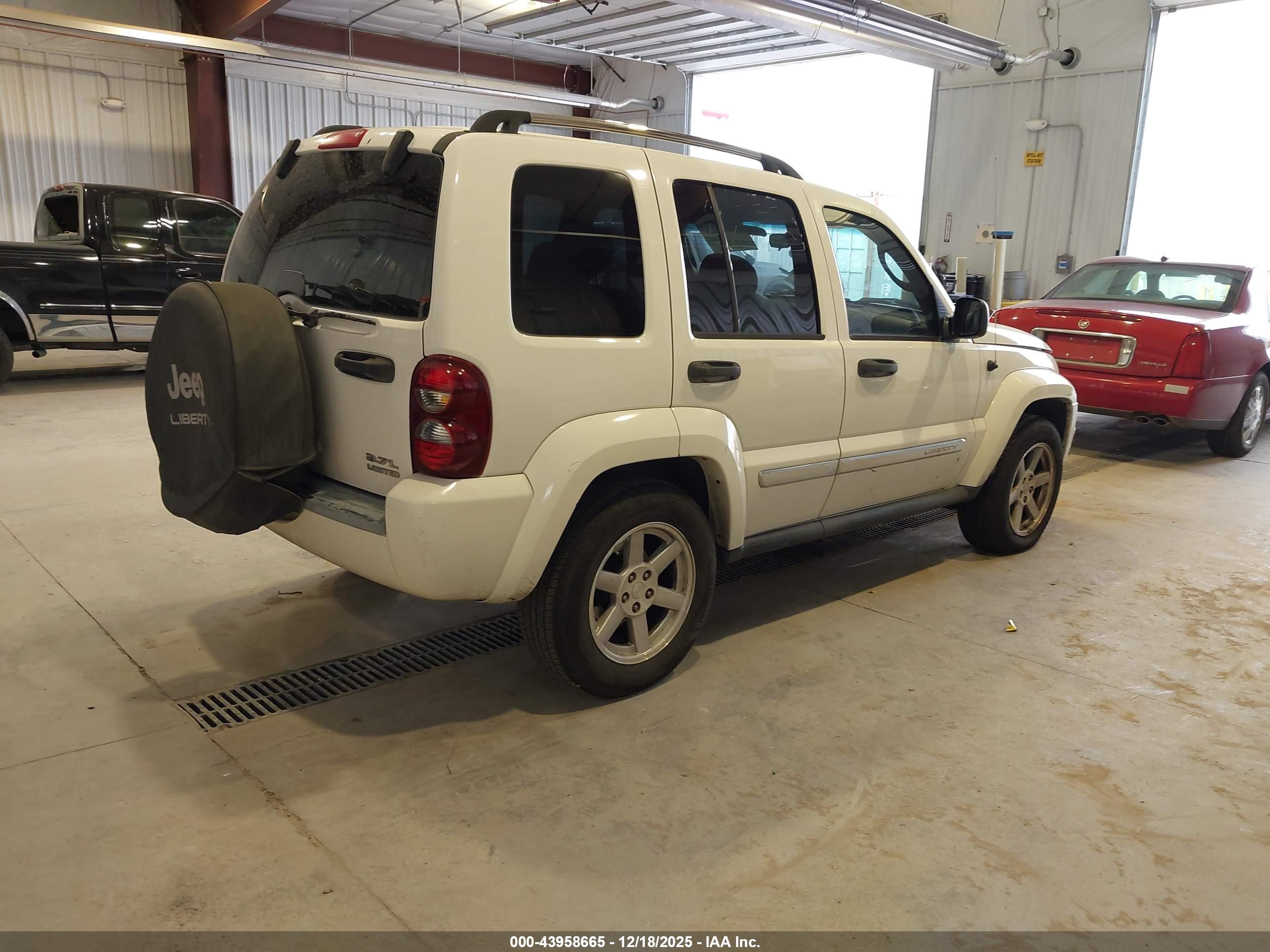 JEEP LIBERTY image 4