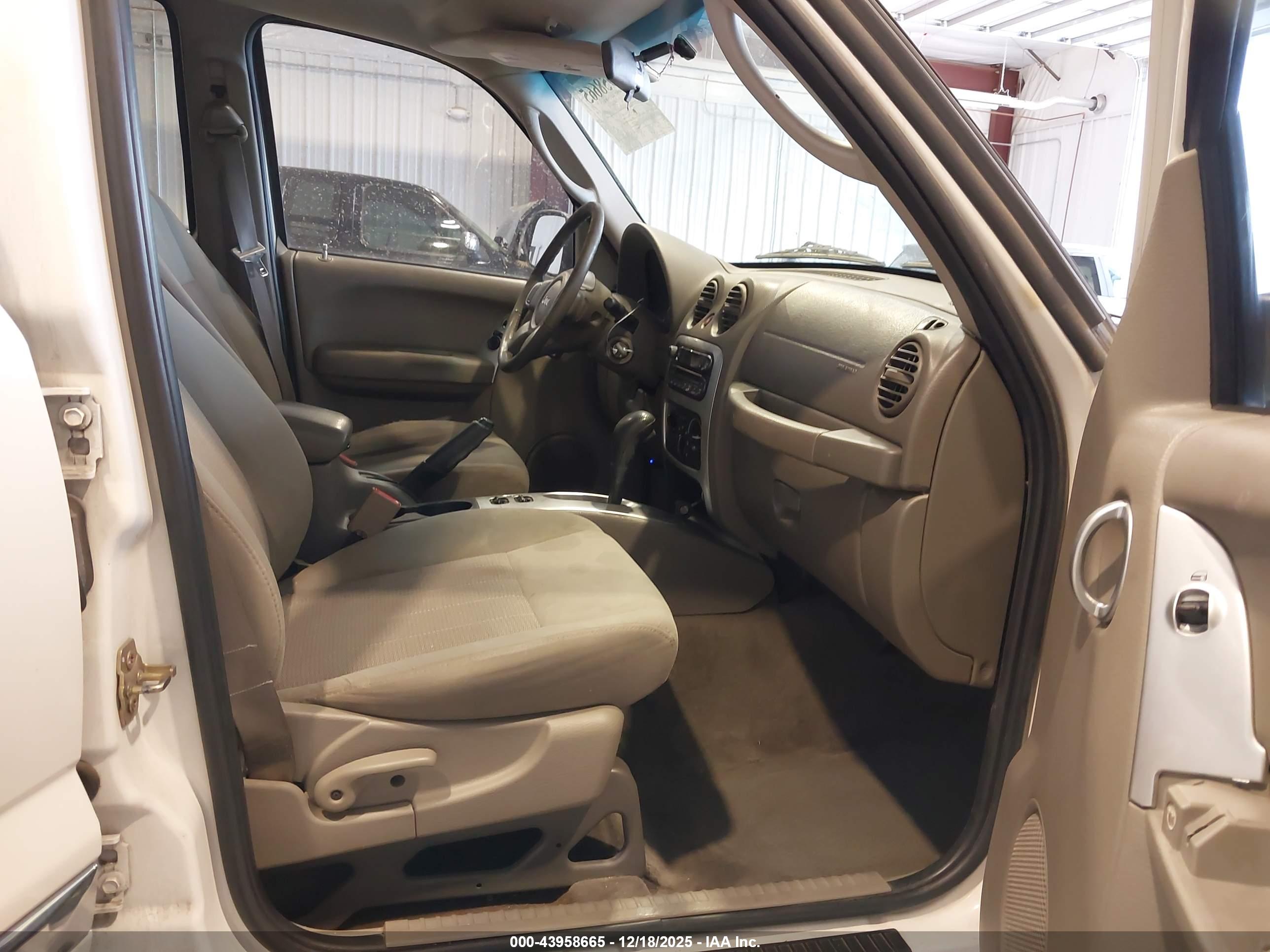 JEEP LIBERTY image 5