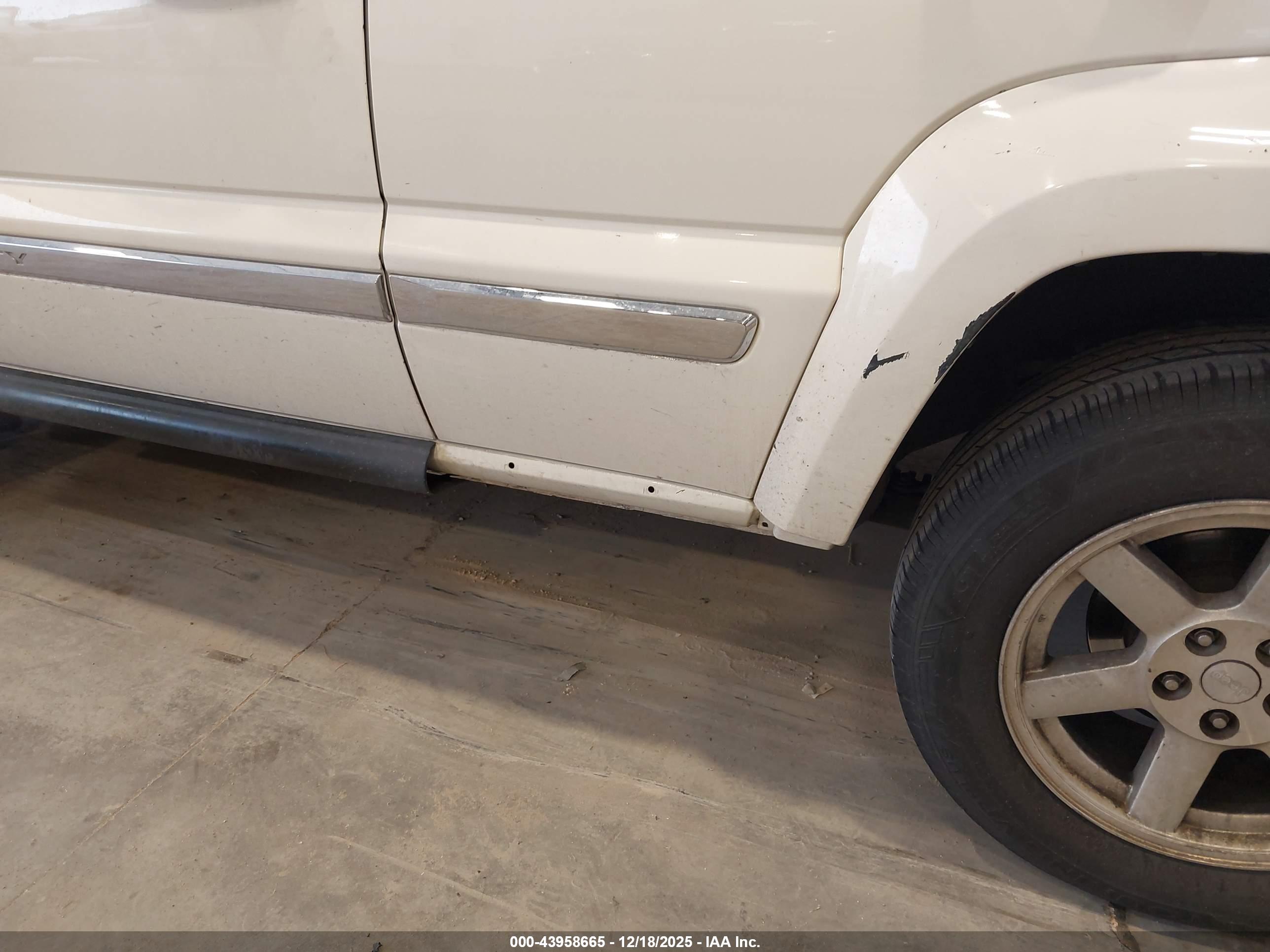 JEEP LIBERTY image 6