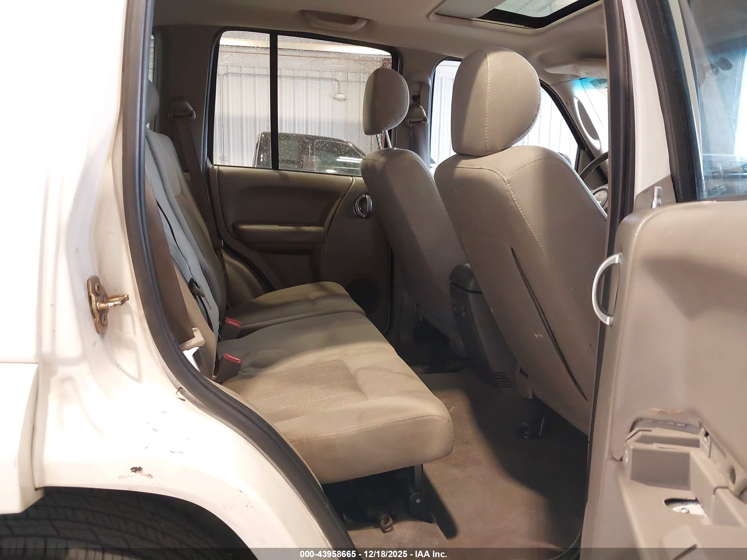 JEEP LIBERTY image 8