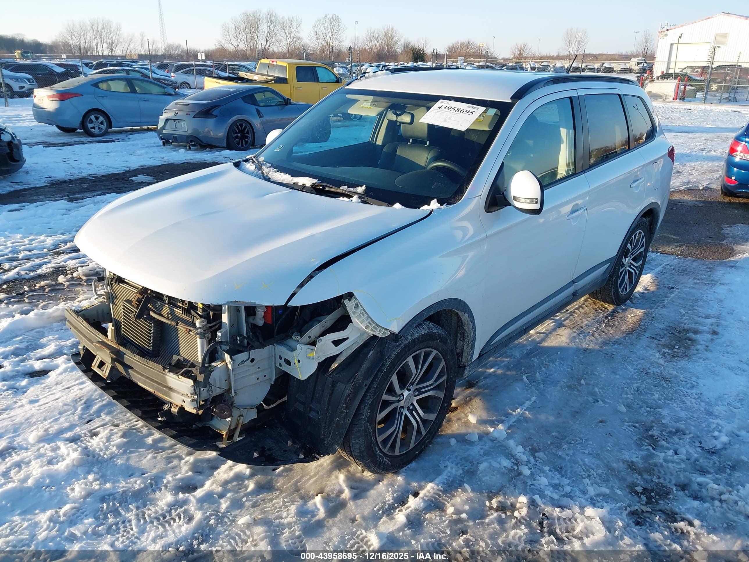 MITSUBISHI OUTLANDER image 2