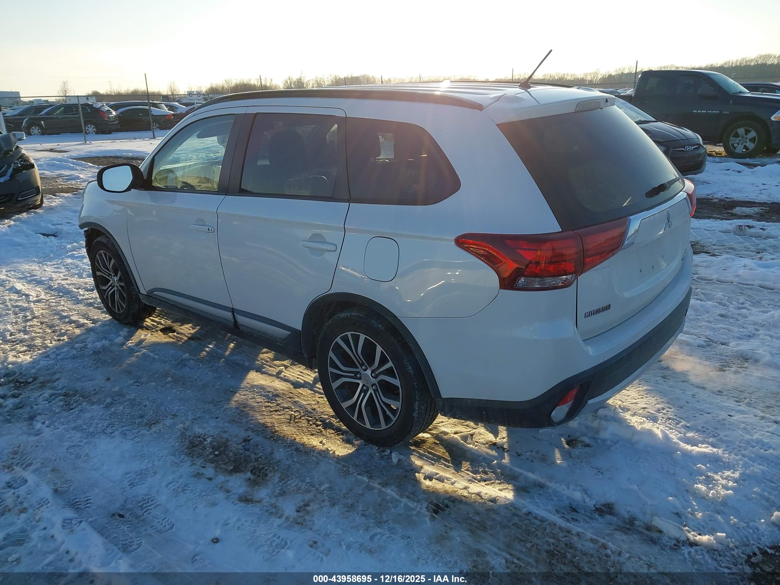 MITSUBISHI OUTLANDER image 3