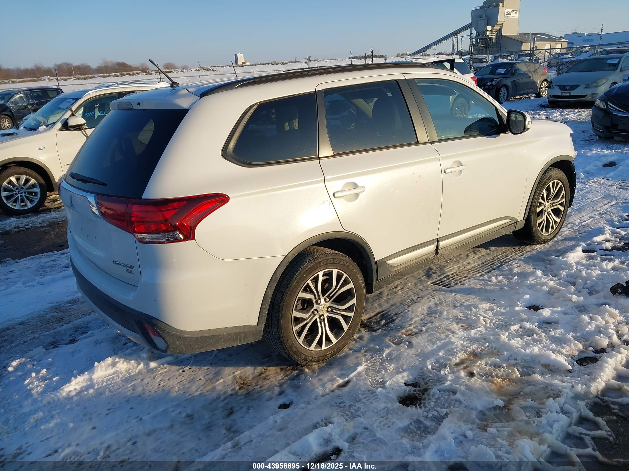 MITSUBISHI OUTLANDER image 4