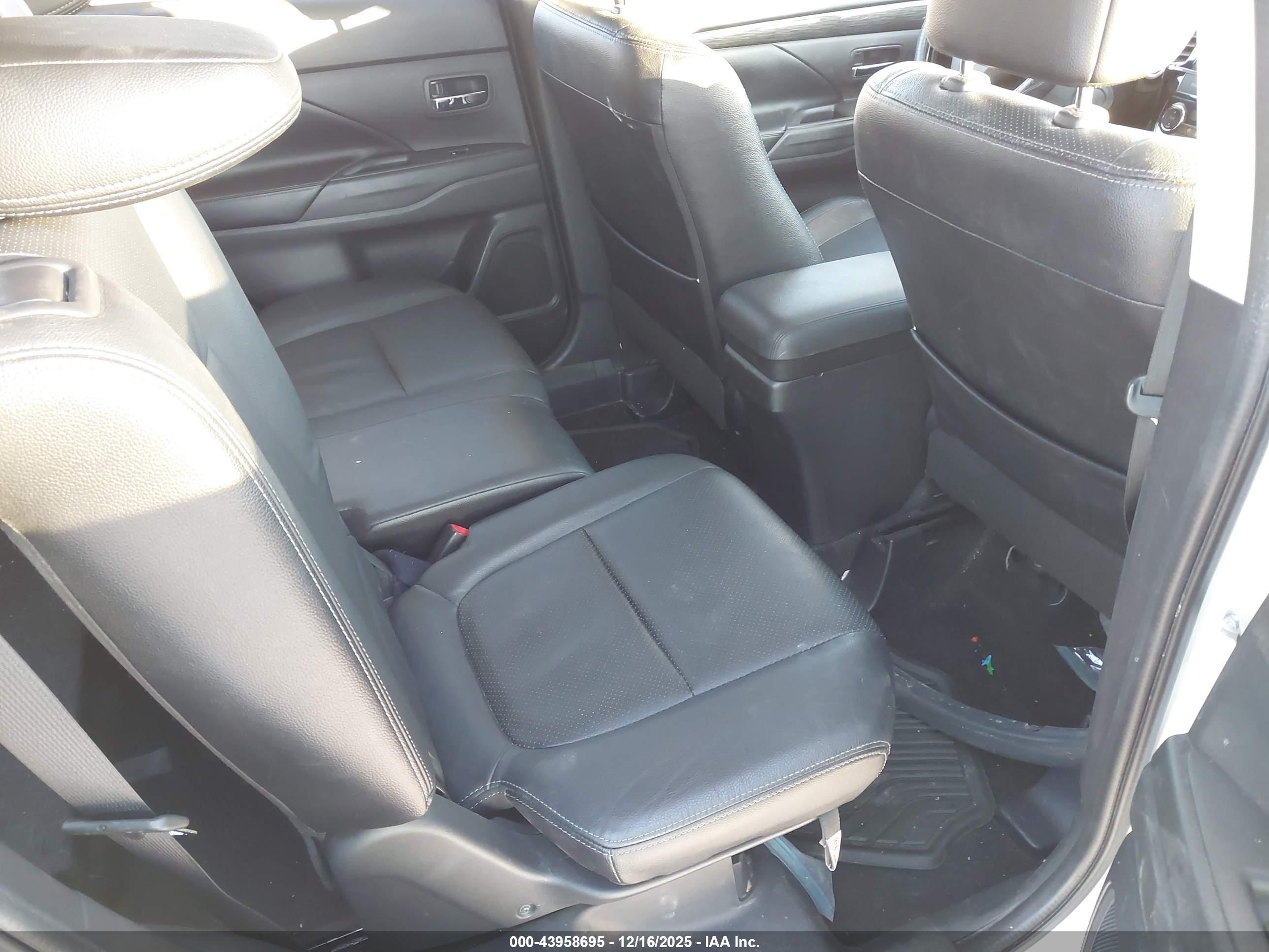 MITSUBISHI OUTLANDER image 8