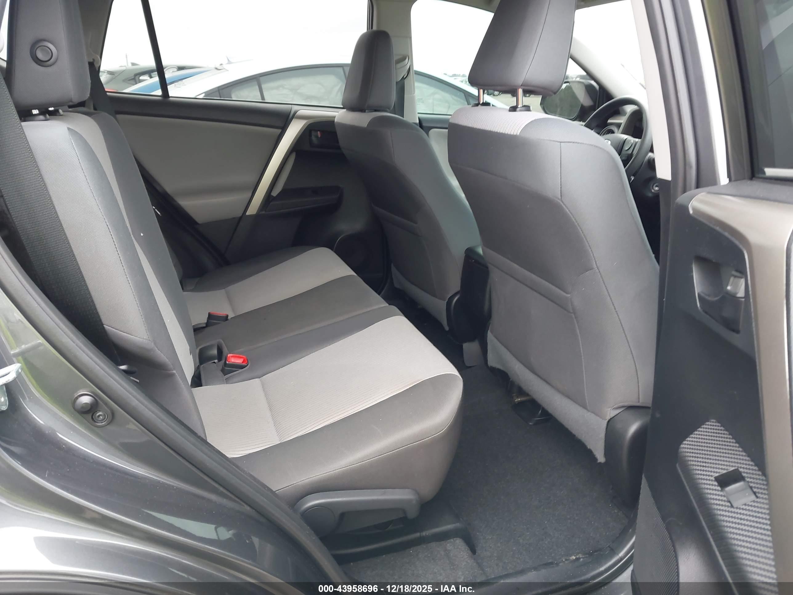 TOYOTA RAV4 image 8