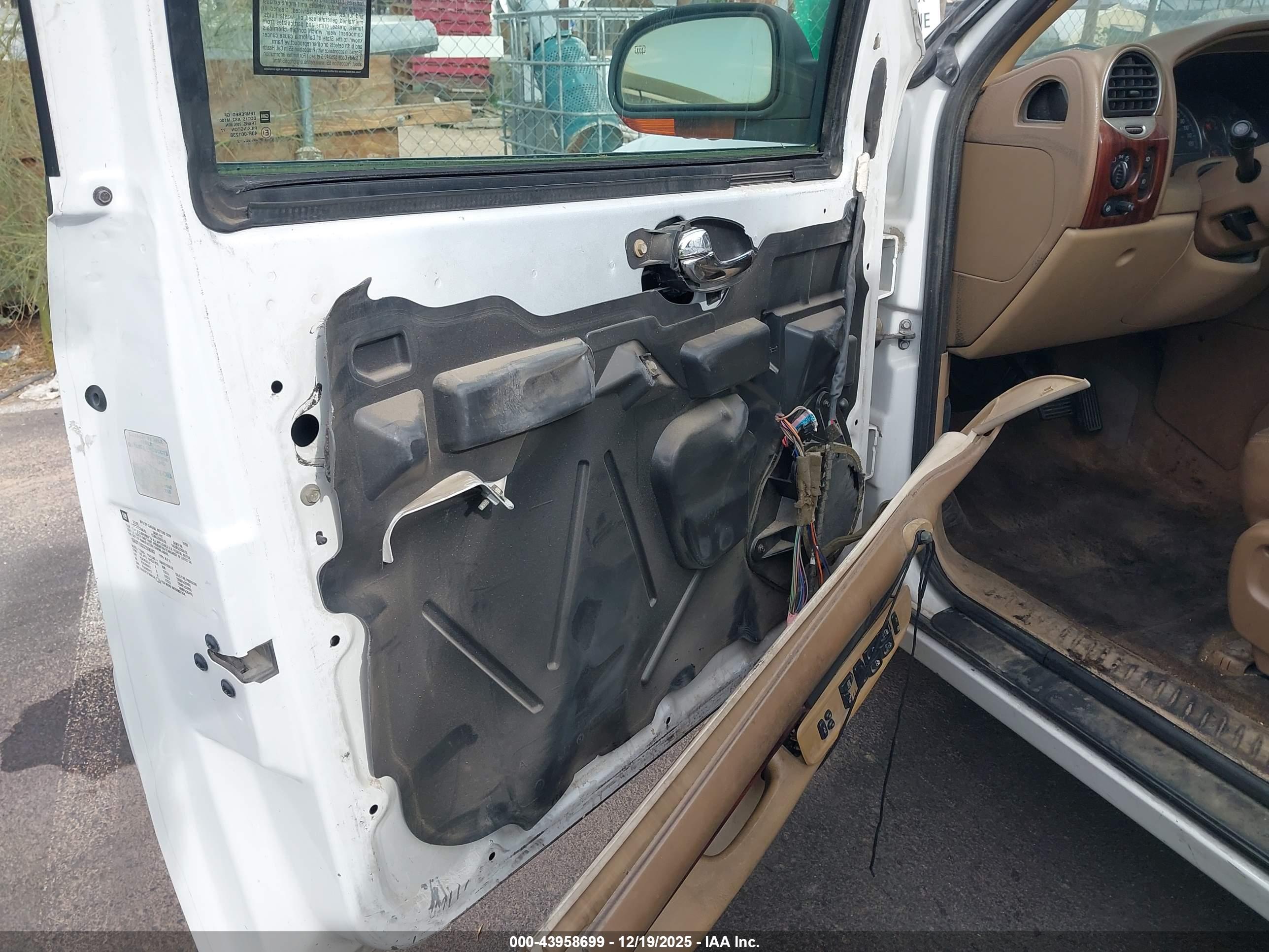 GMC ENVOY image 6