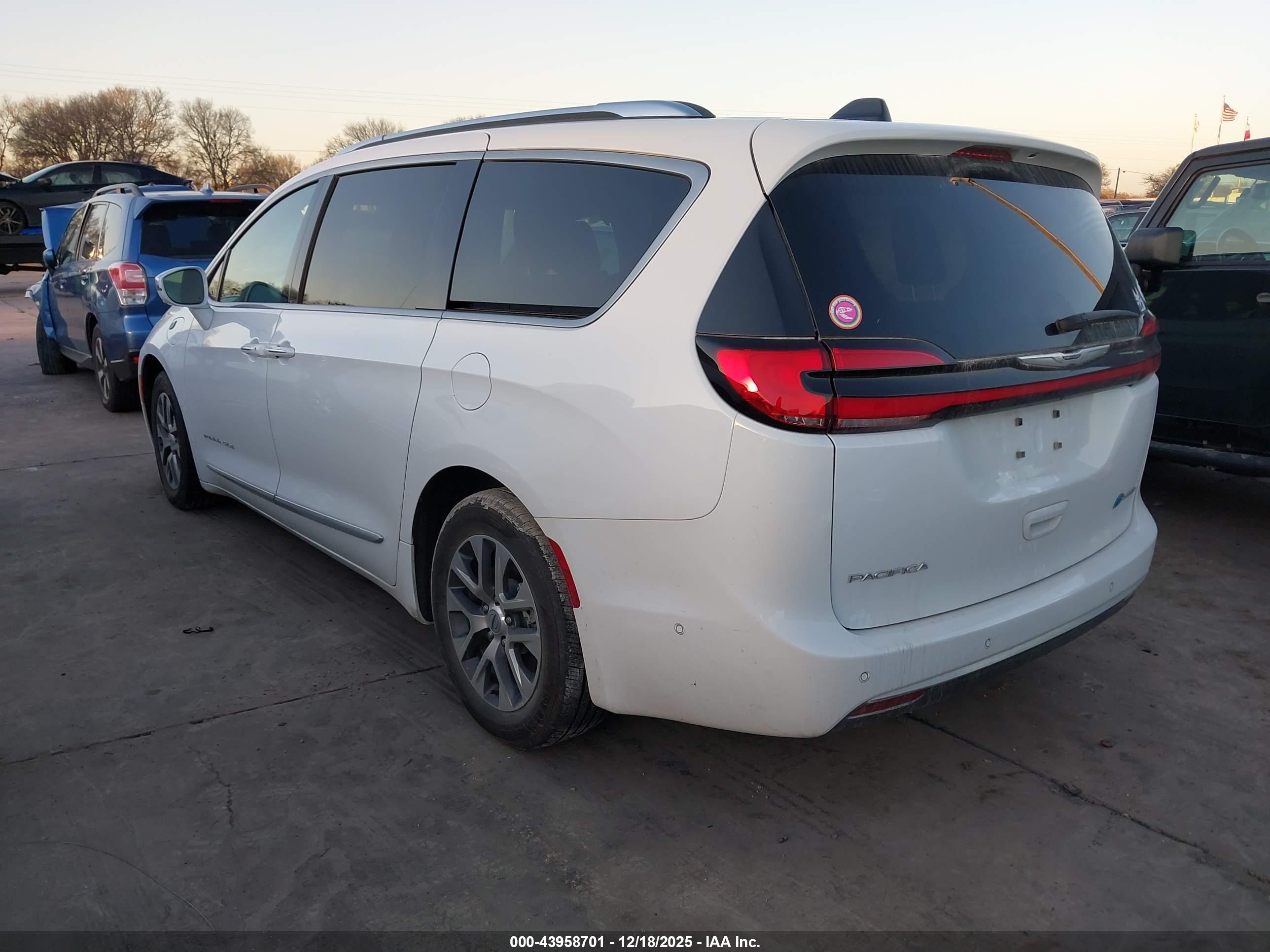 CHRYSLER PACIFICA image 3