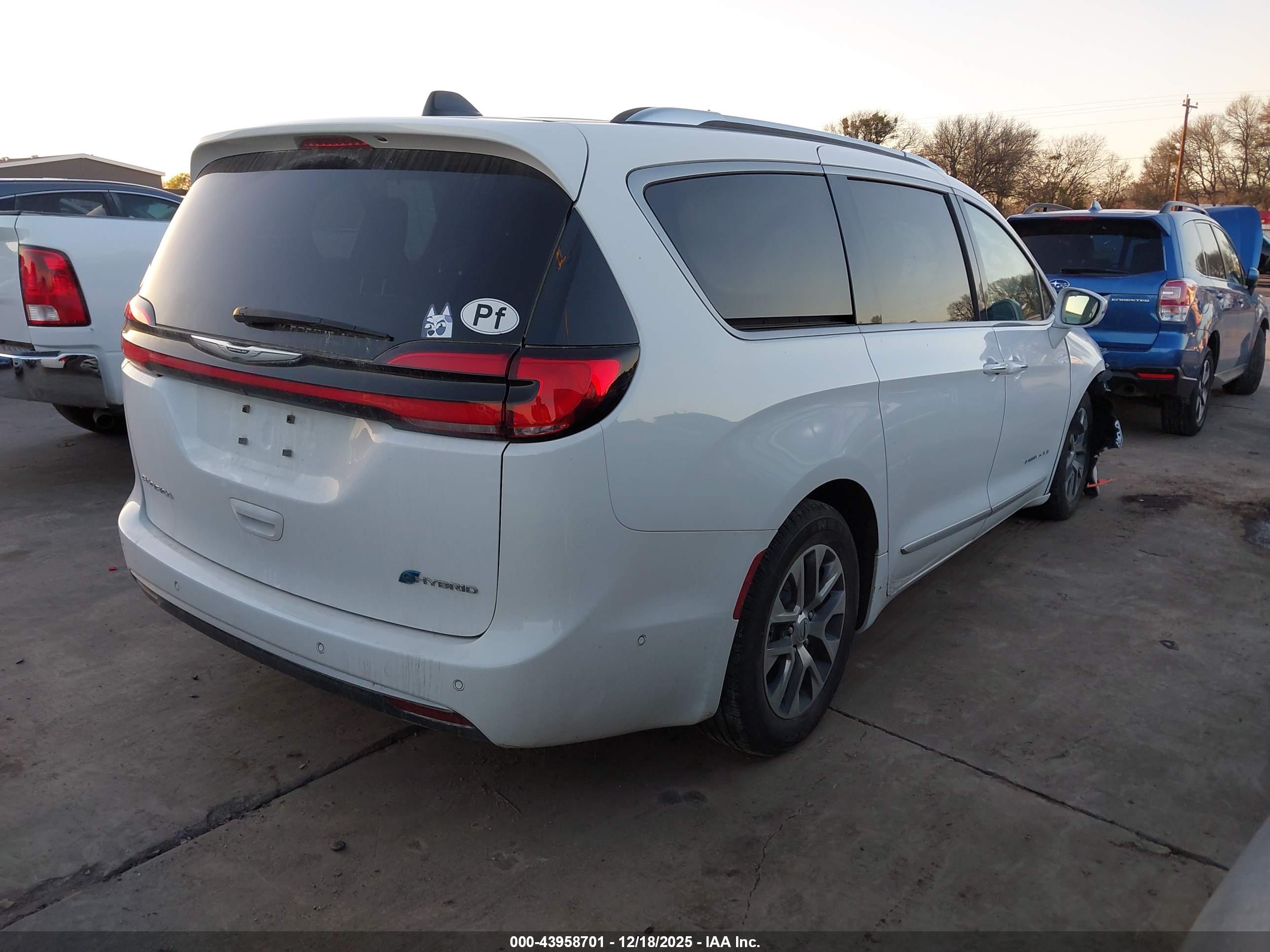 CHRYSLER PACIFICA image 4