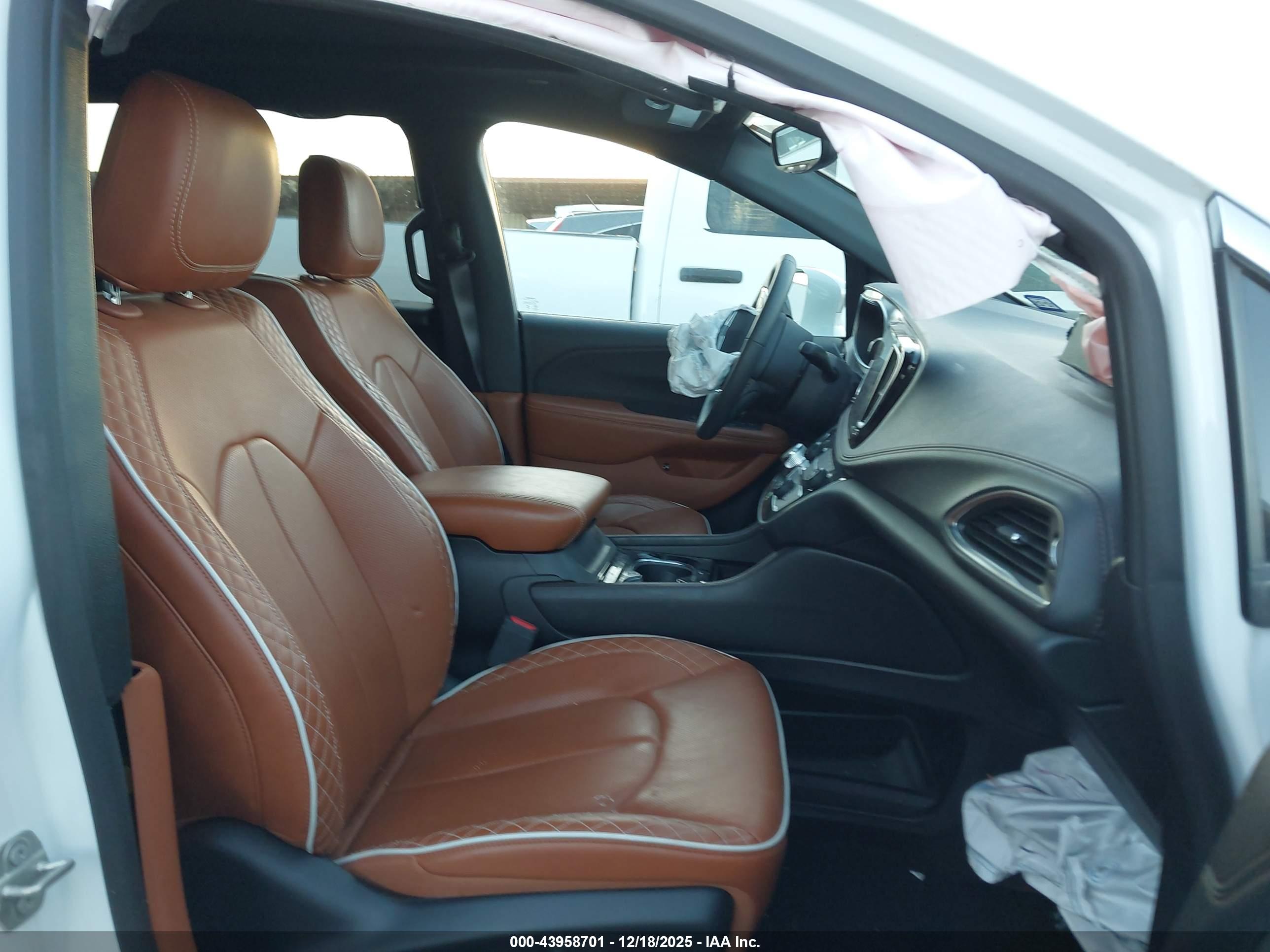 CHRYSLER PACIFICA image 5