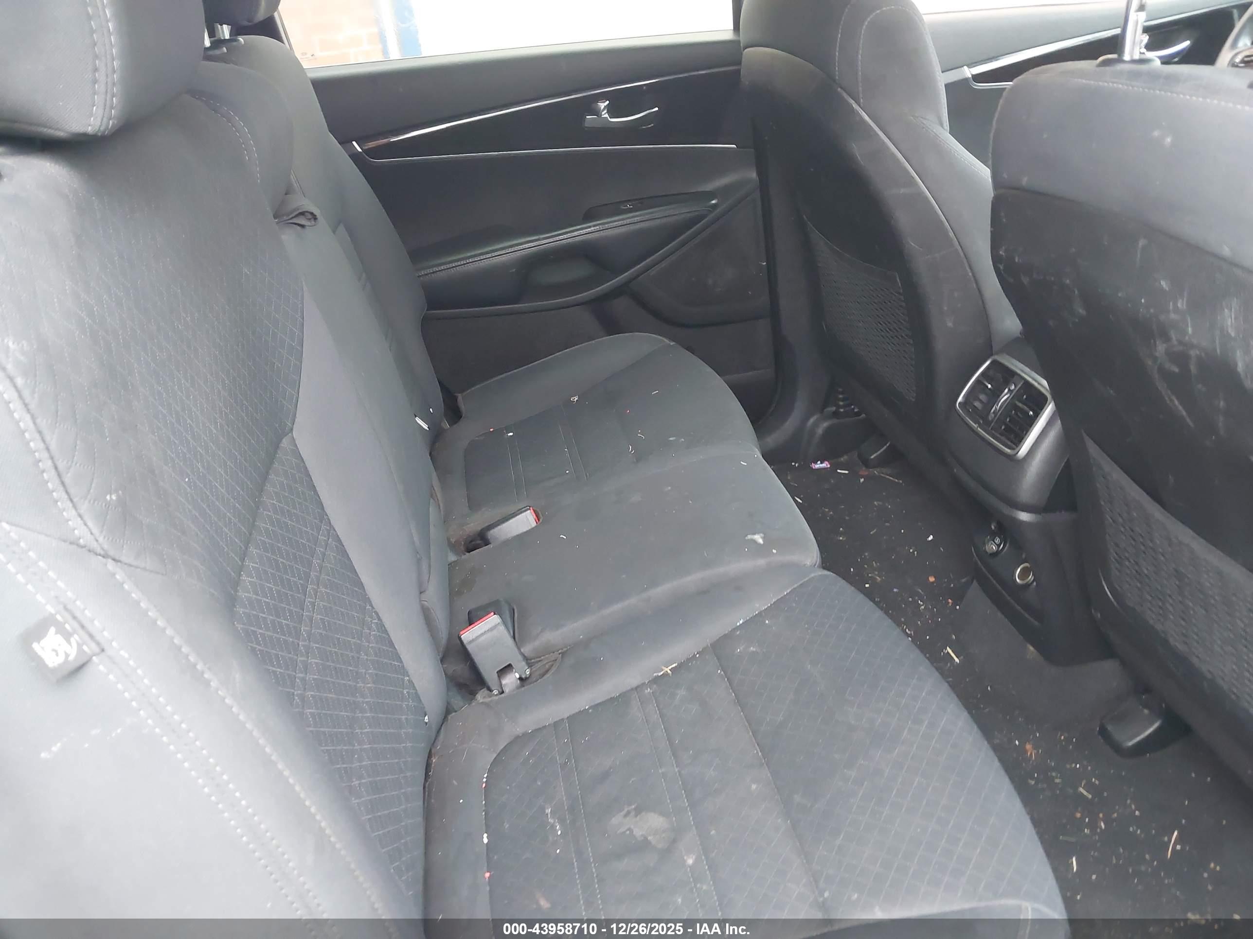 KIA SORENTO image 8