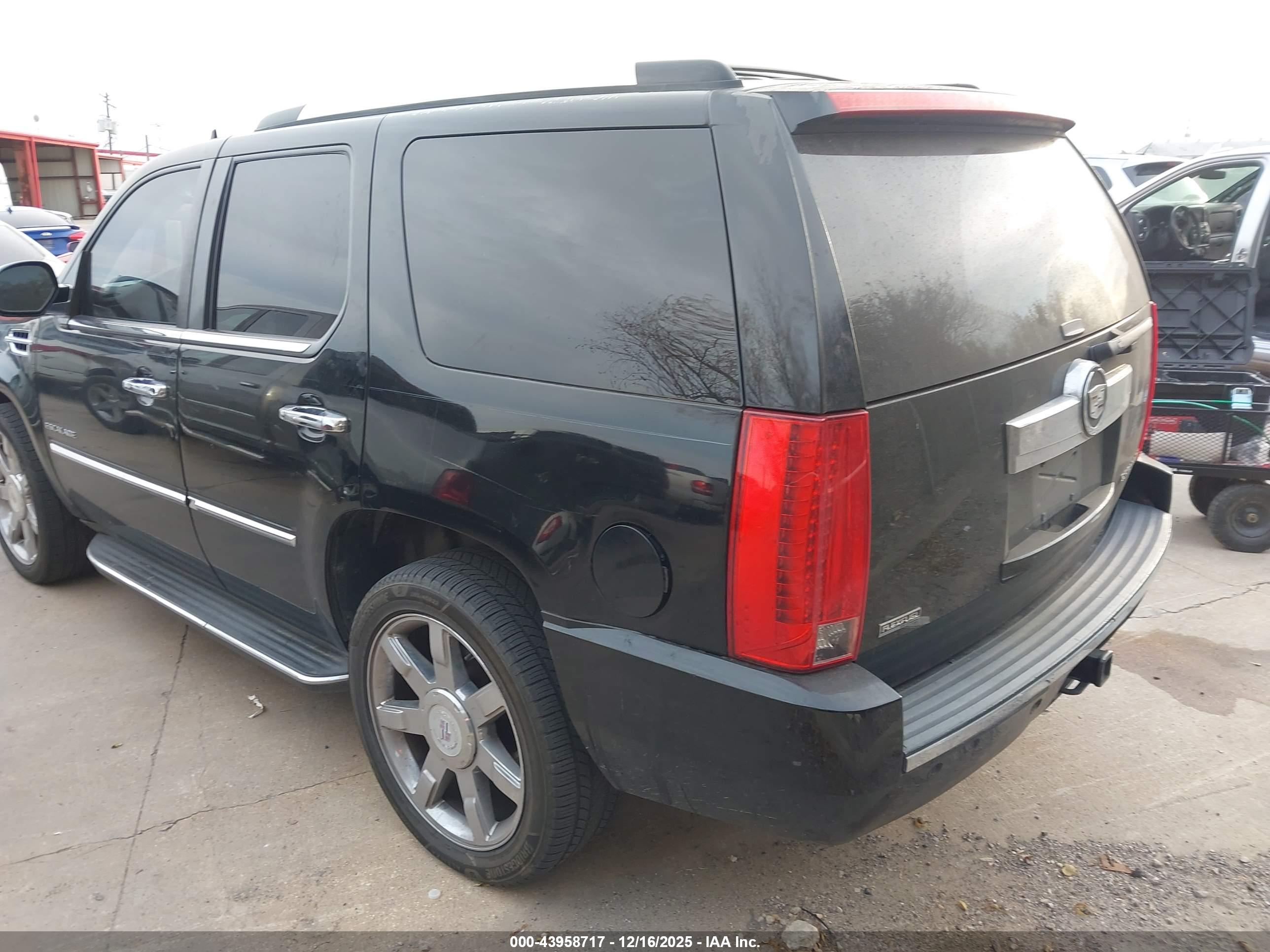 CADILLAC ESCALADE image 3