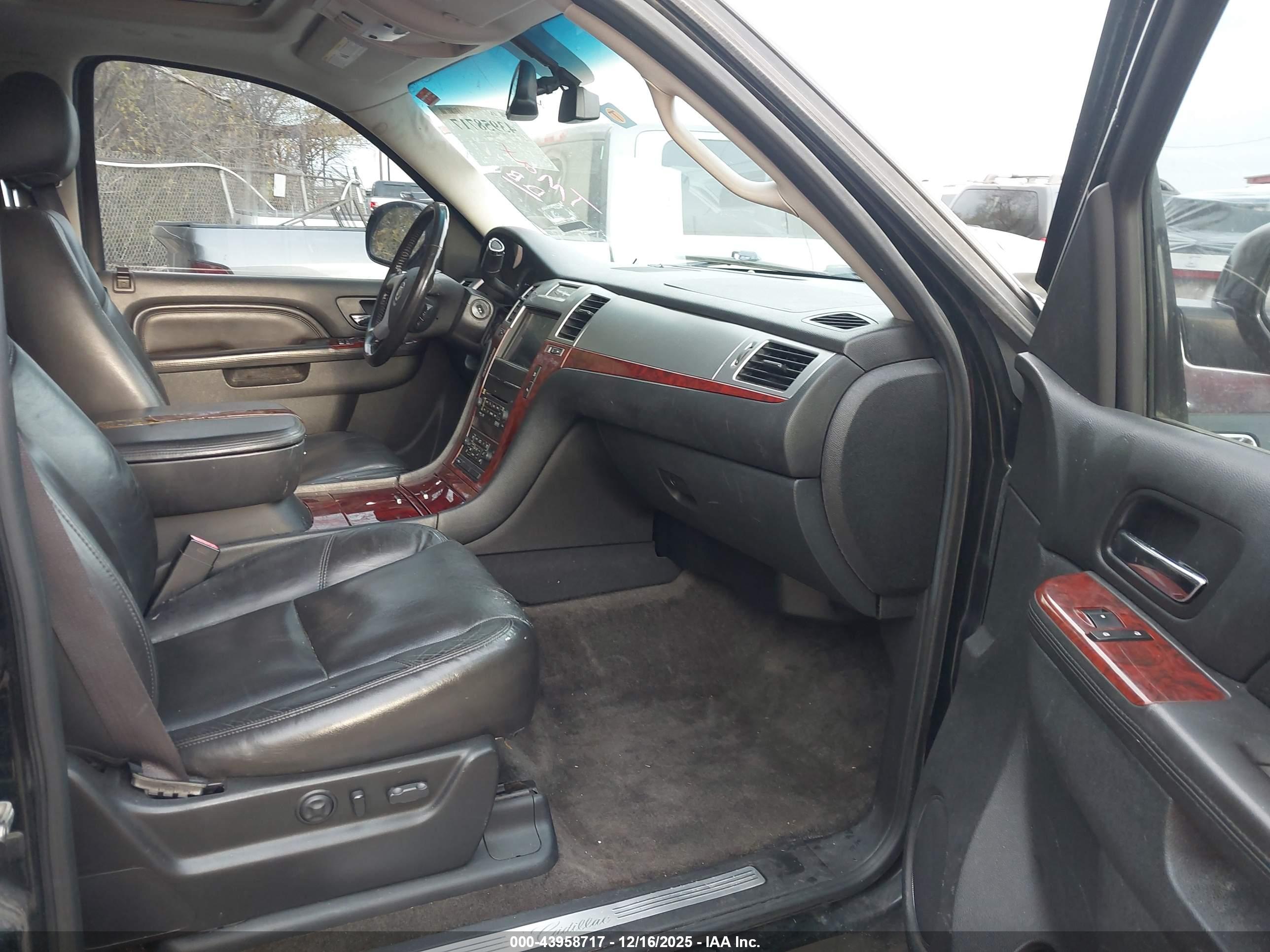 CADILLAC ESCALADE image 5
