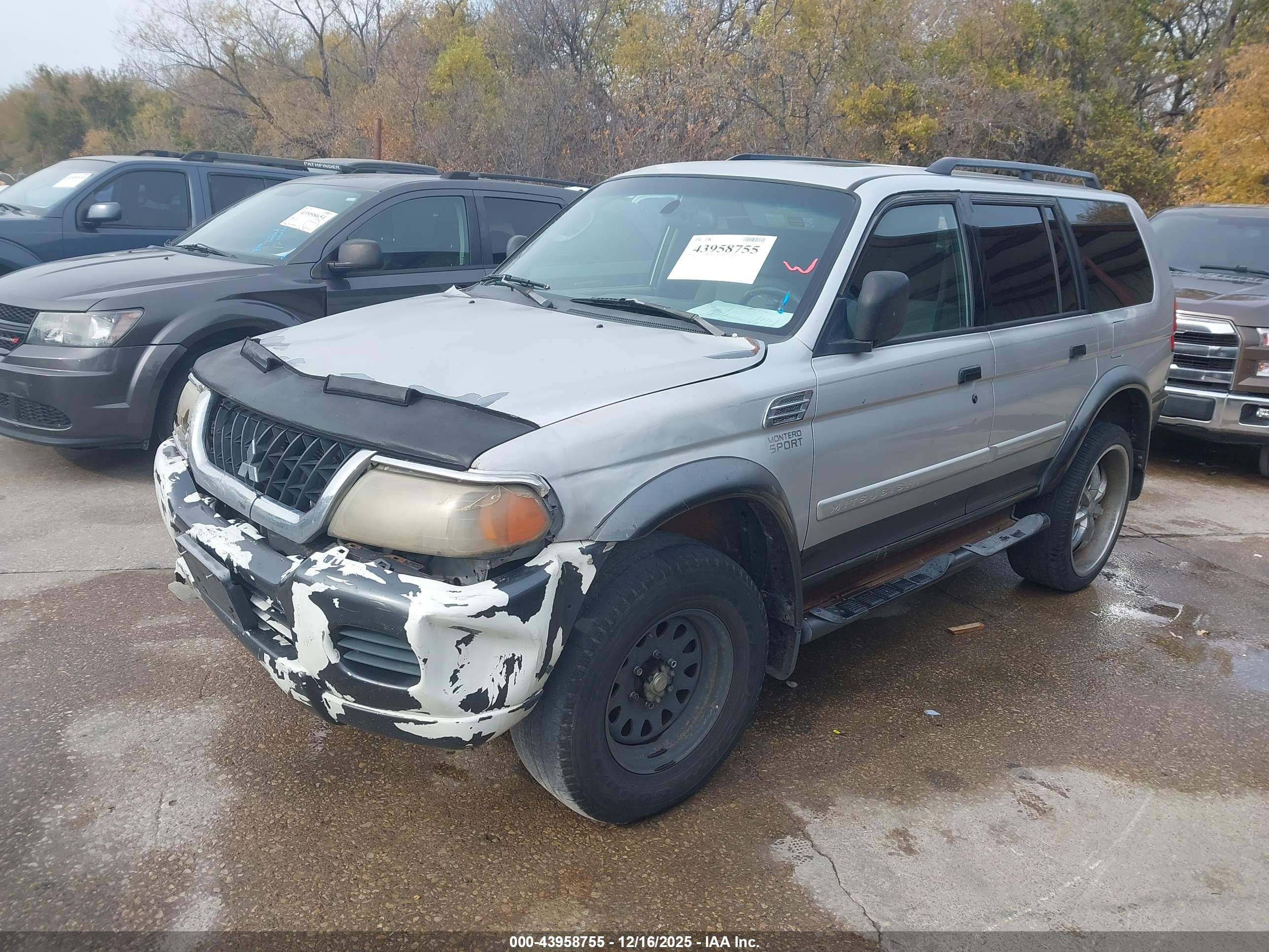 MITSUBISHI MONTERO image 2