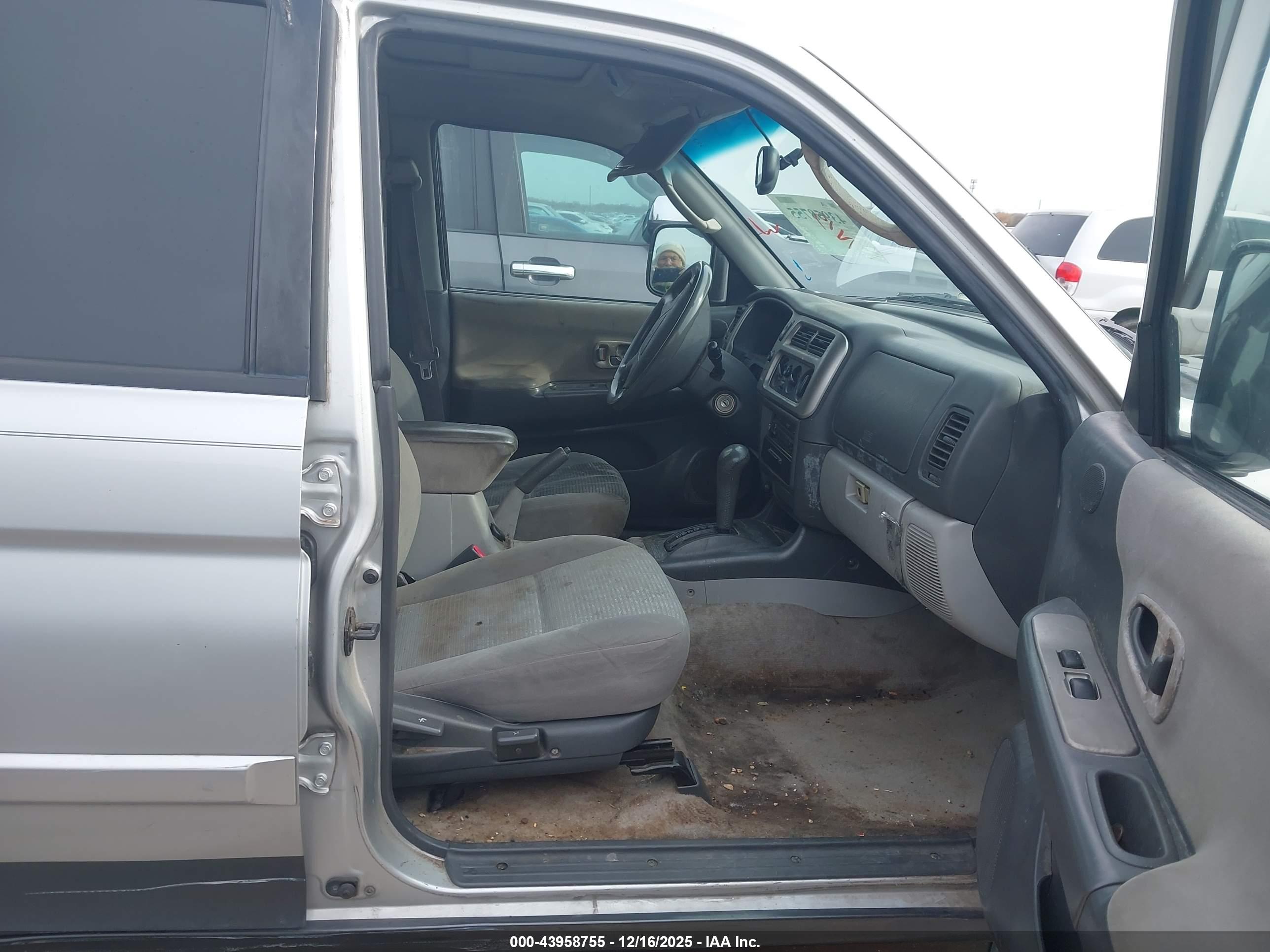 MITSUBISHI MONTERO image 5