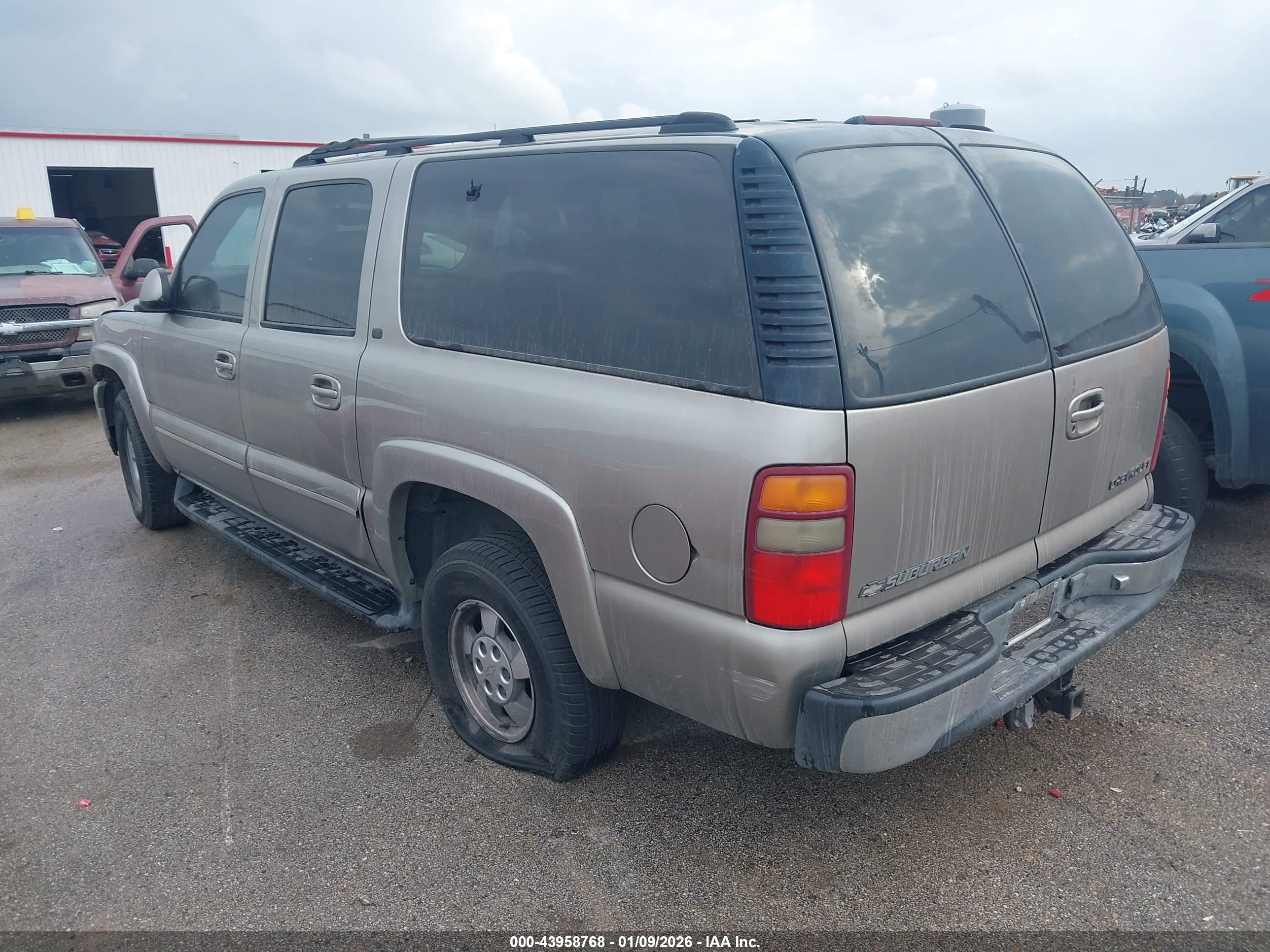 CHEVROLET SUBURBAN image 3