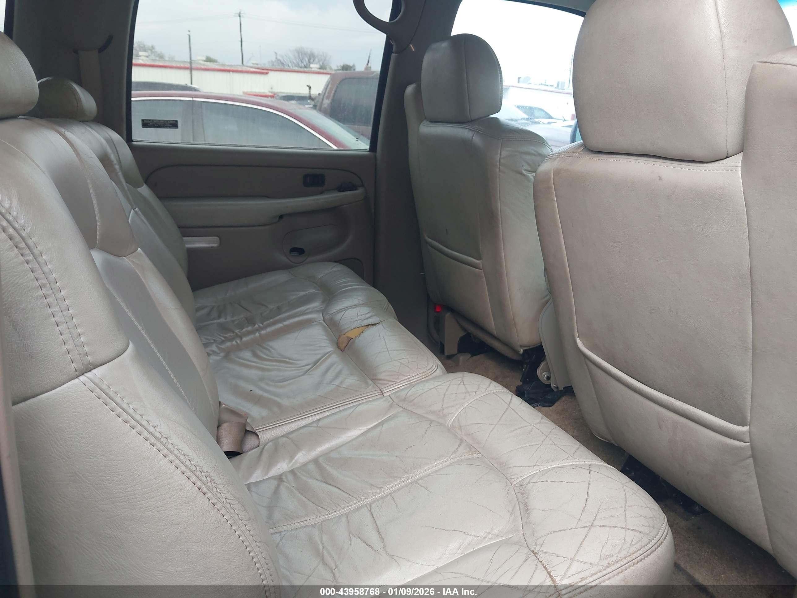 CHEVROLET SUBURBAN image 8