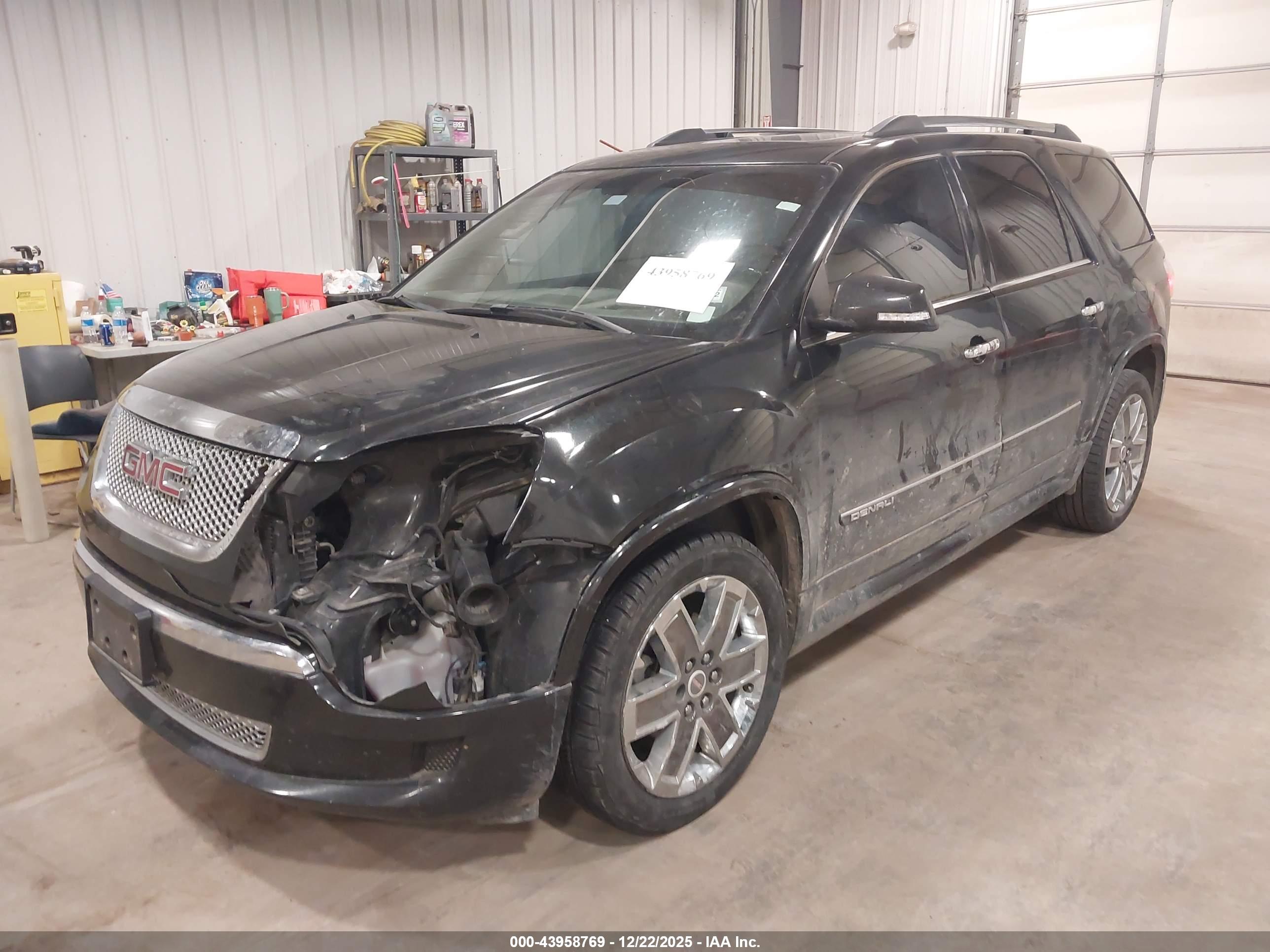 GMC ACADIA image 2
