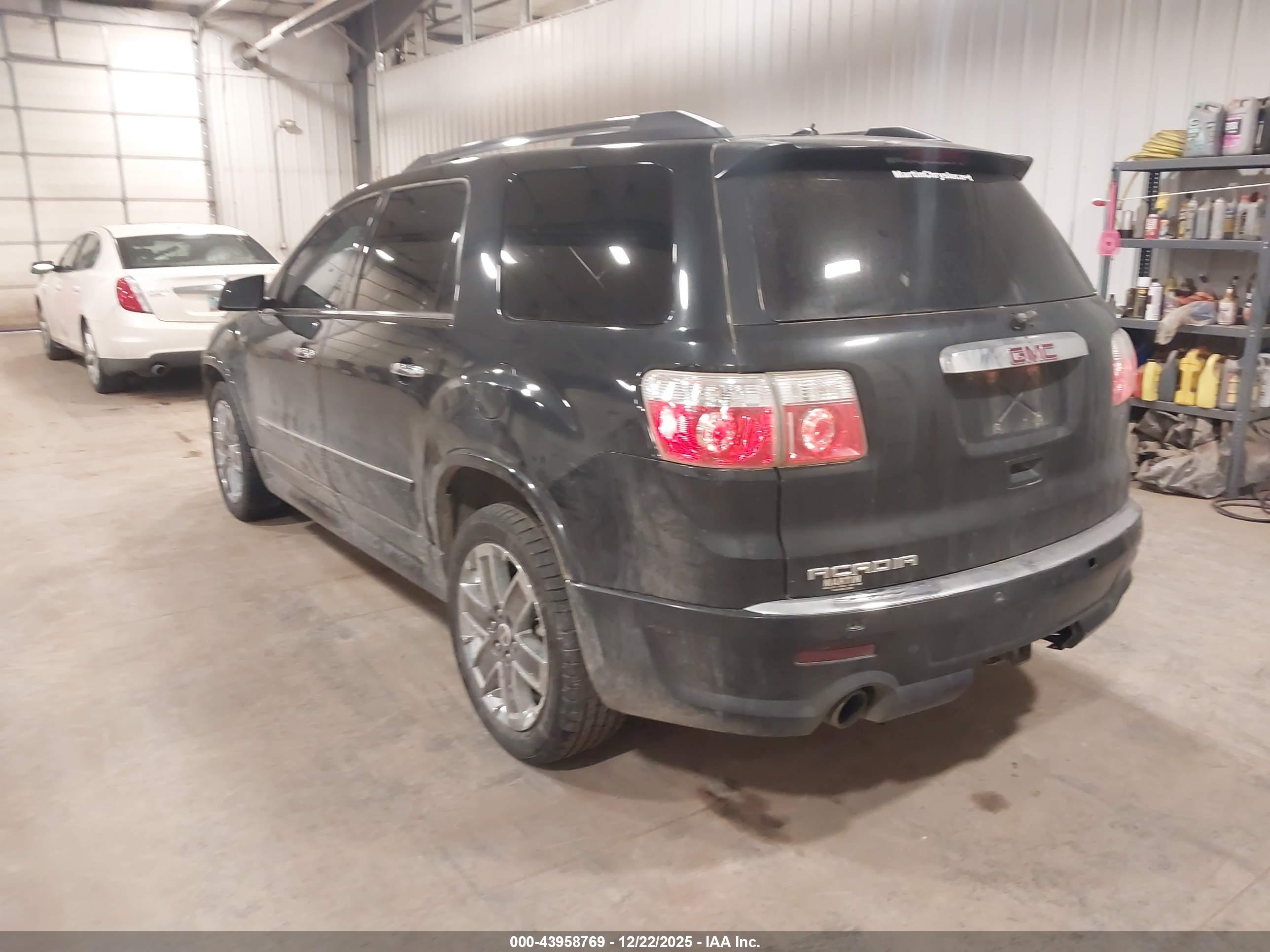 GMC ACADIA image 3
