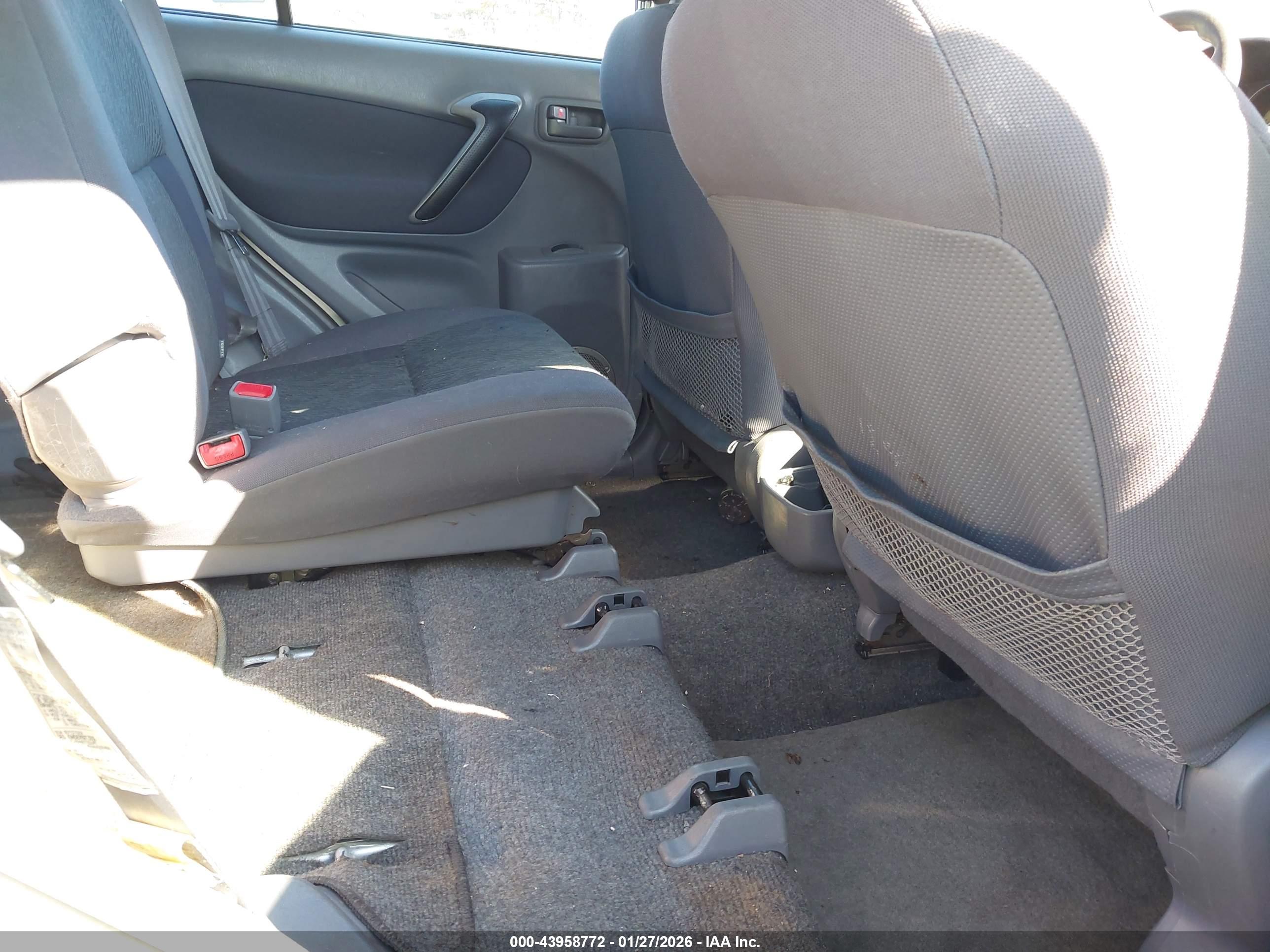 TOYOTA RAV4 image 8