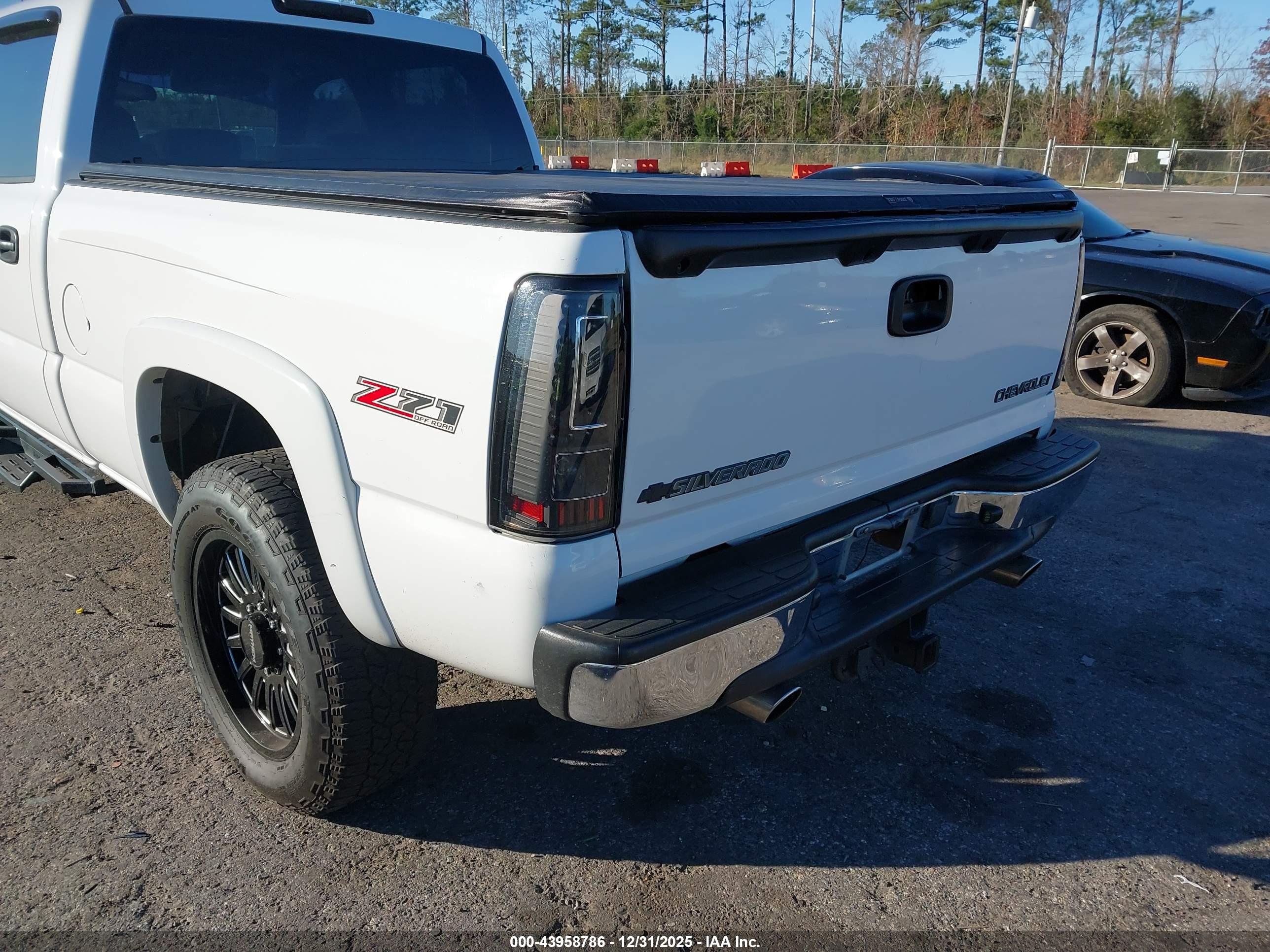 CHEVROLET SILVERADO image 6