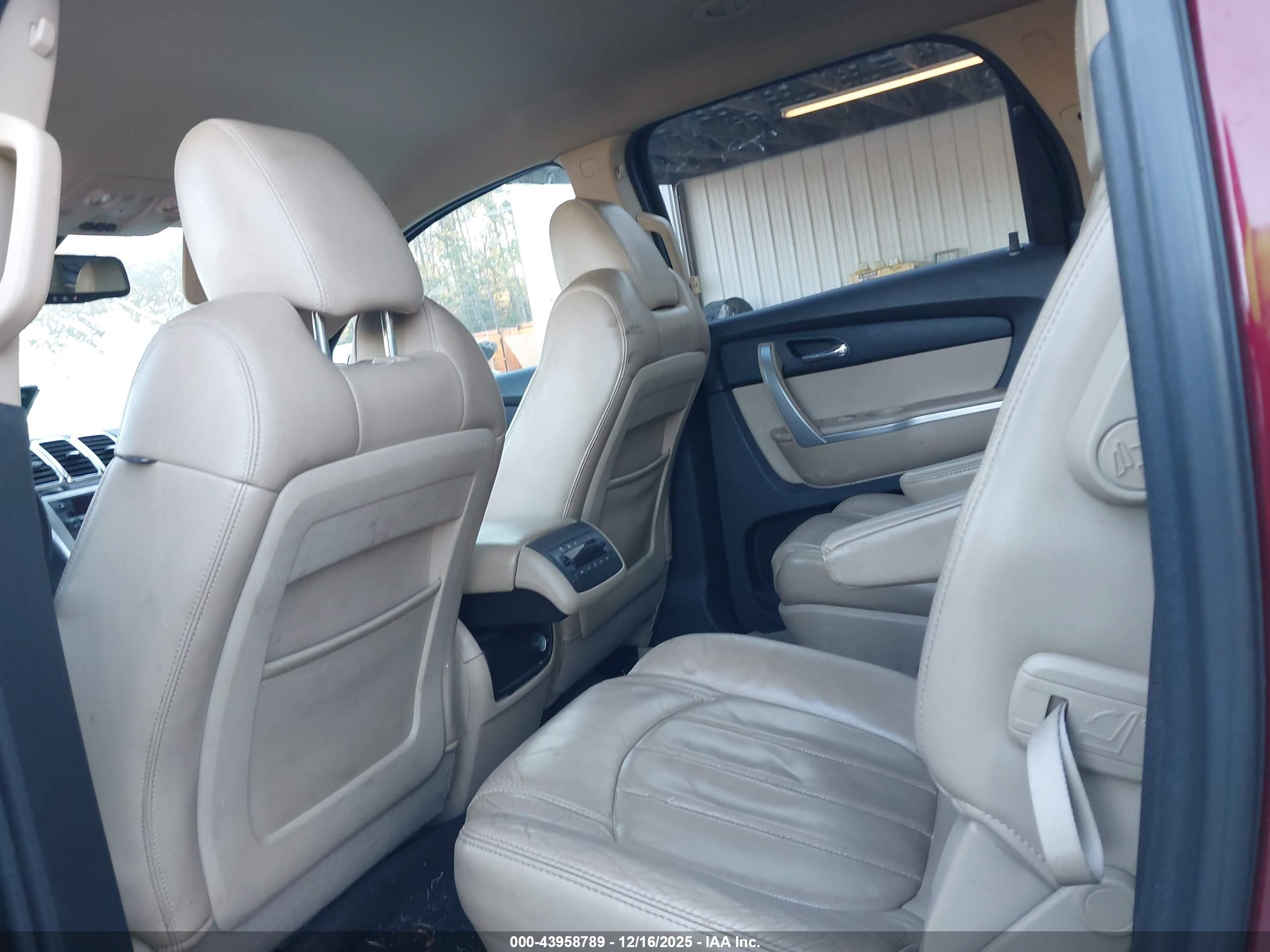 GMC ACADIA image 8