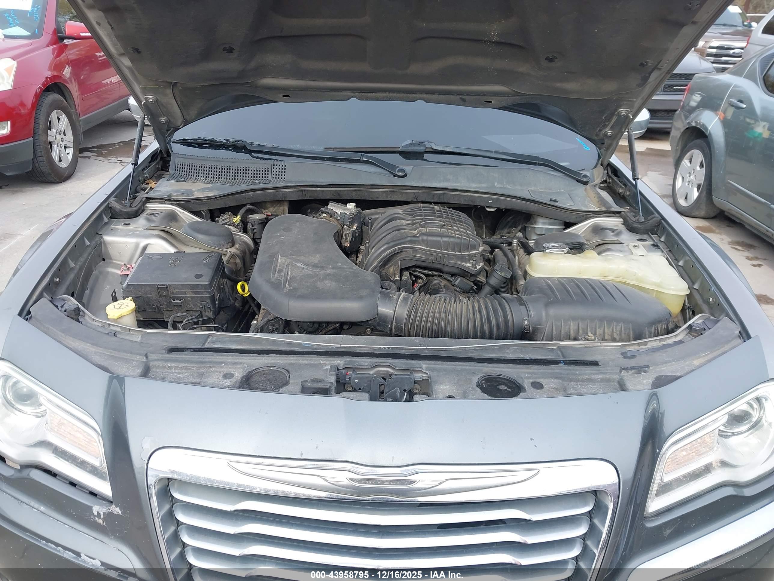 CHRYSLER 300 image 10