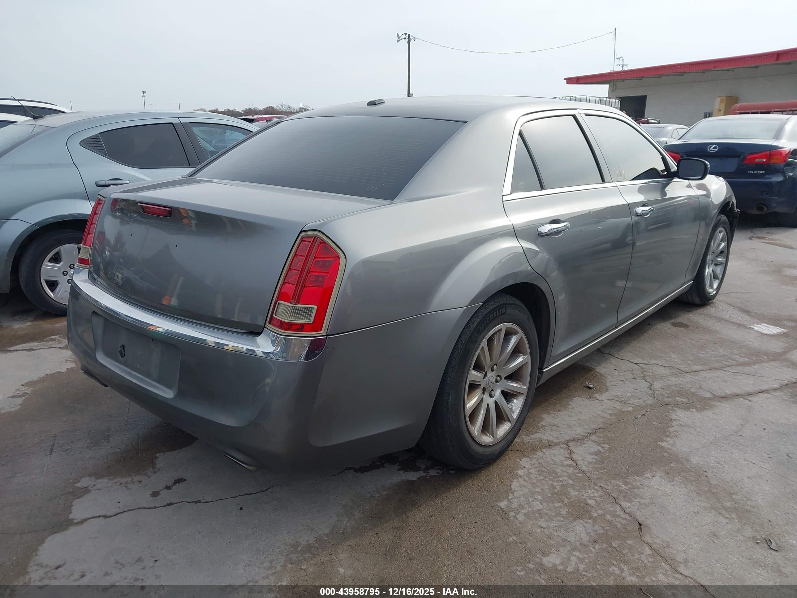 CHRYSLER 300 image 4