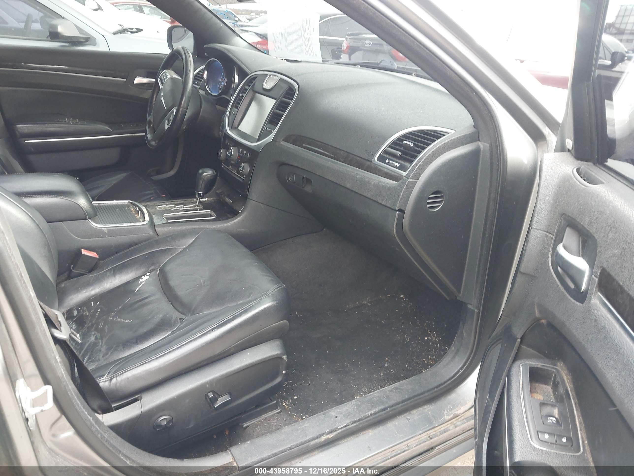 CHRYSLER 300 image 5