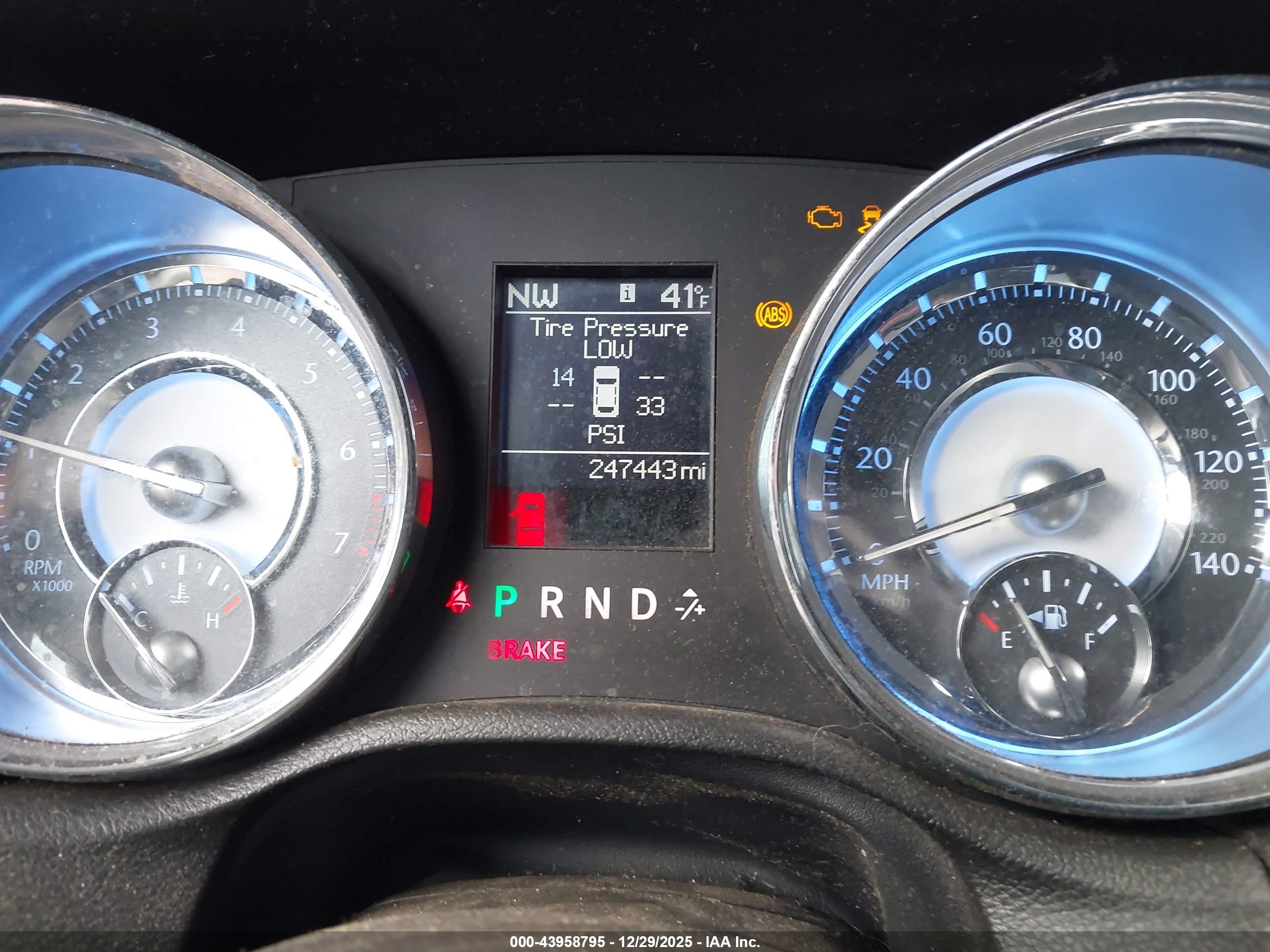 CHRYSLER 300 image 7
